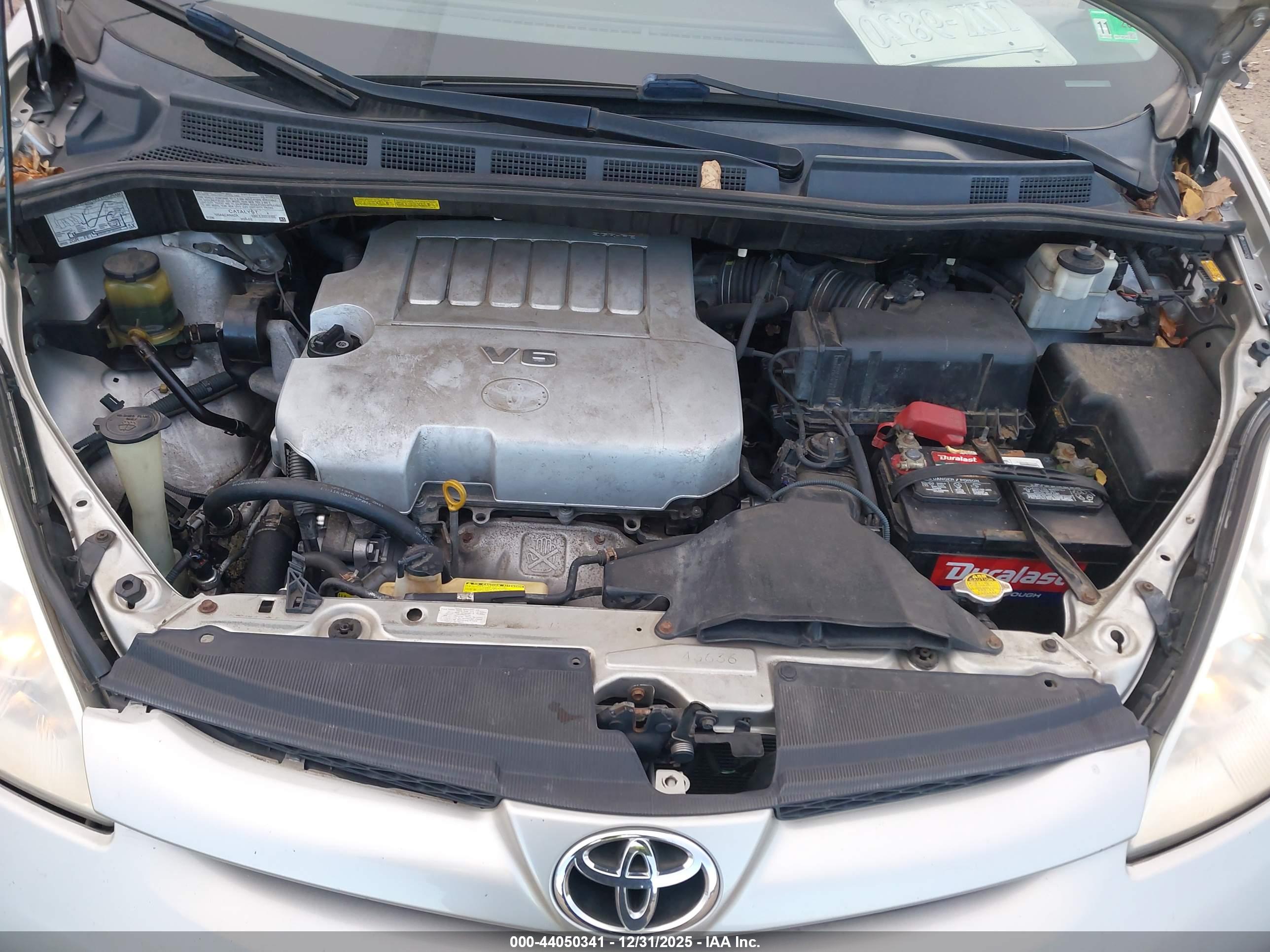 TOYOTA SIENNA image 10