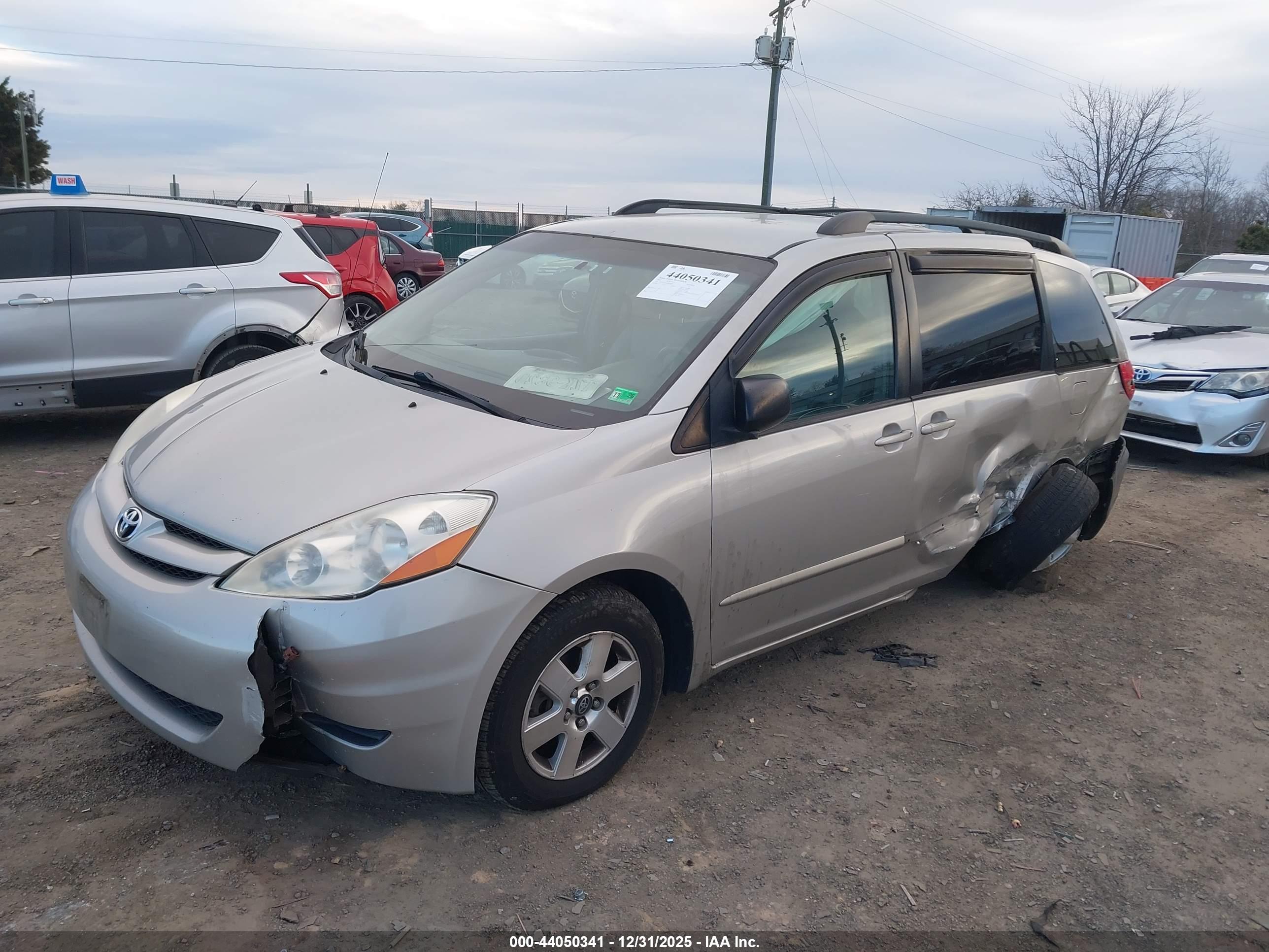 TOYOTA SIENNA image 2