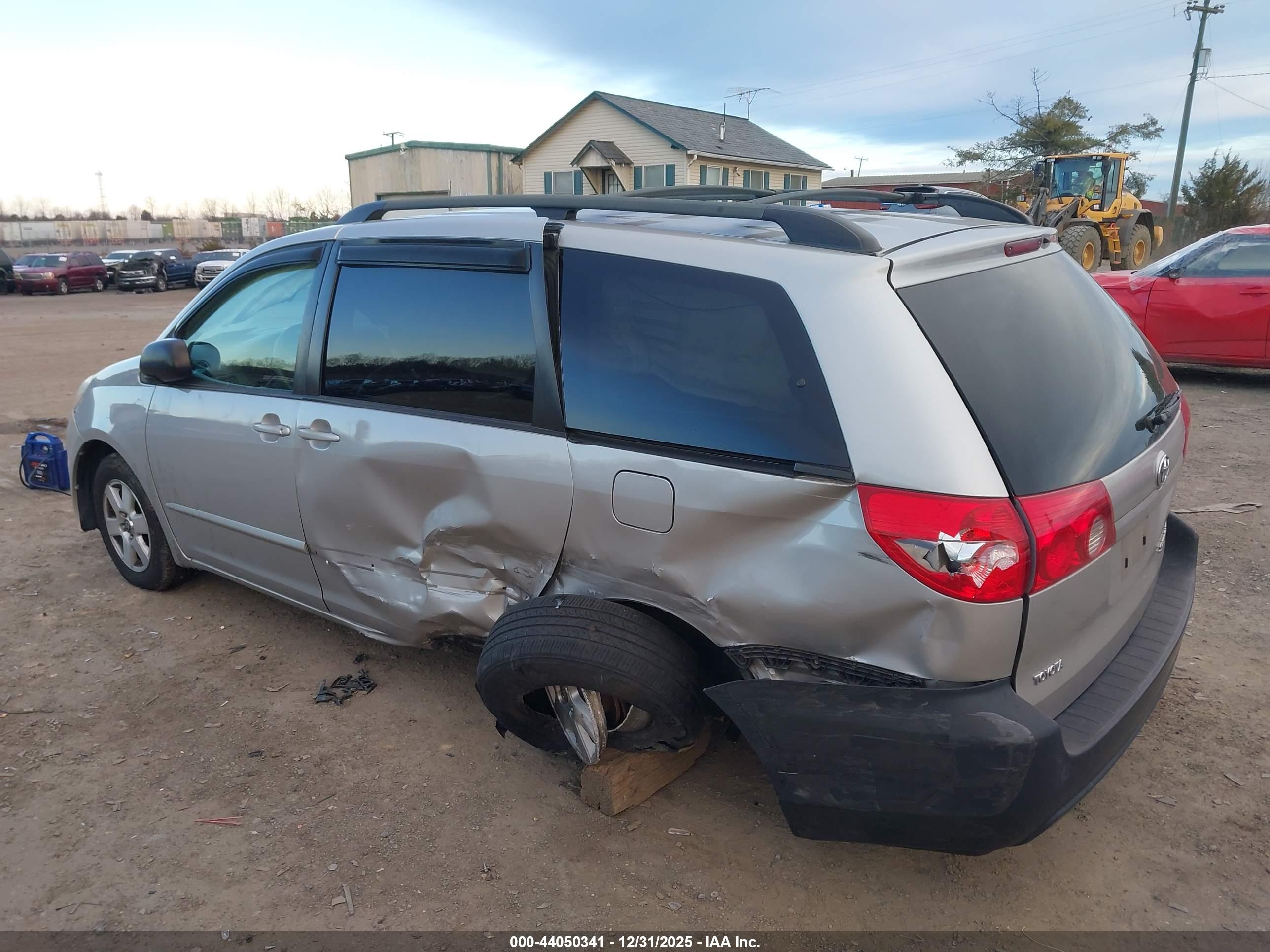 TOYOTA SIENNA image 3