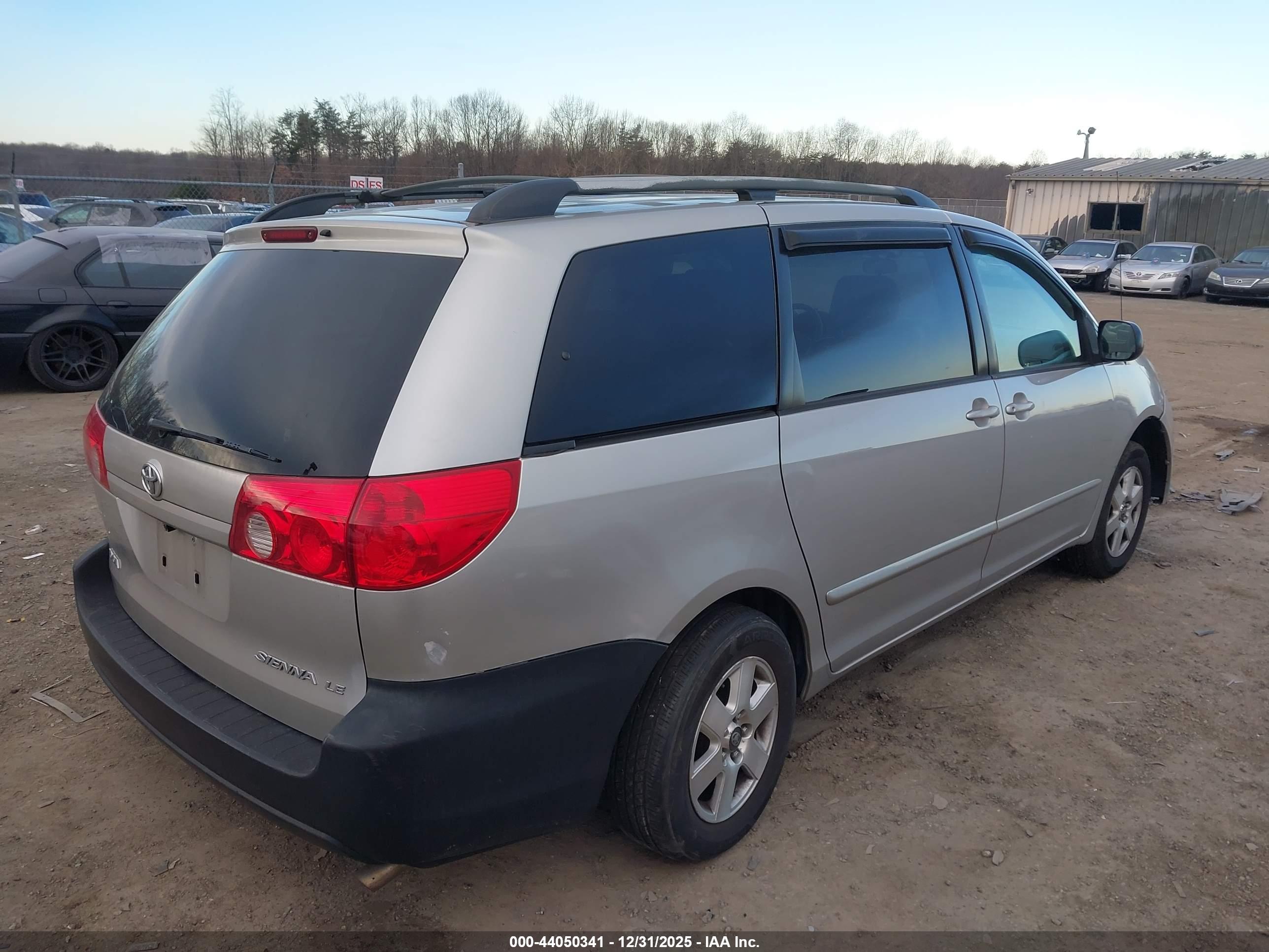 TOYOTA SIENNA image 4