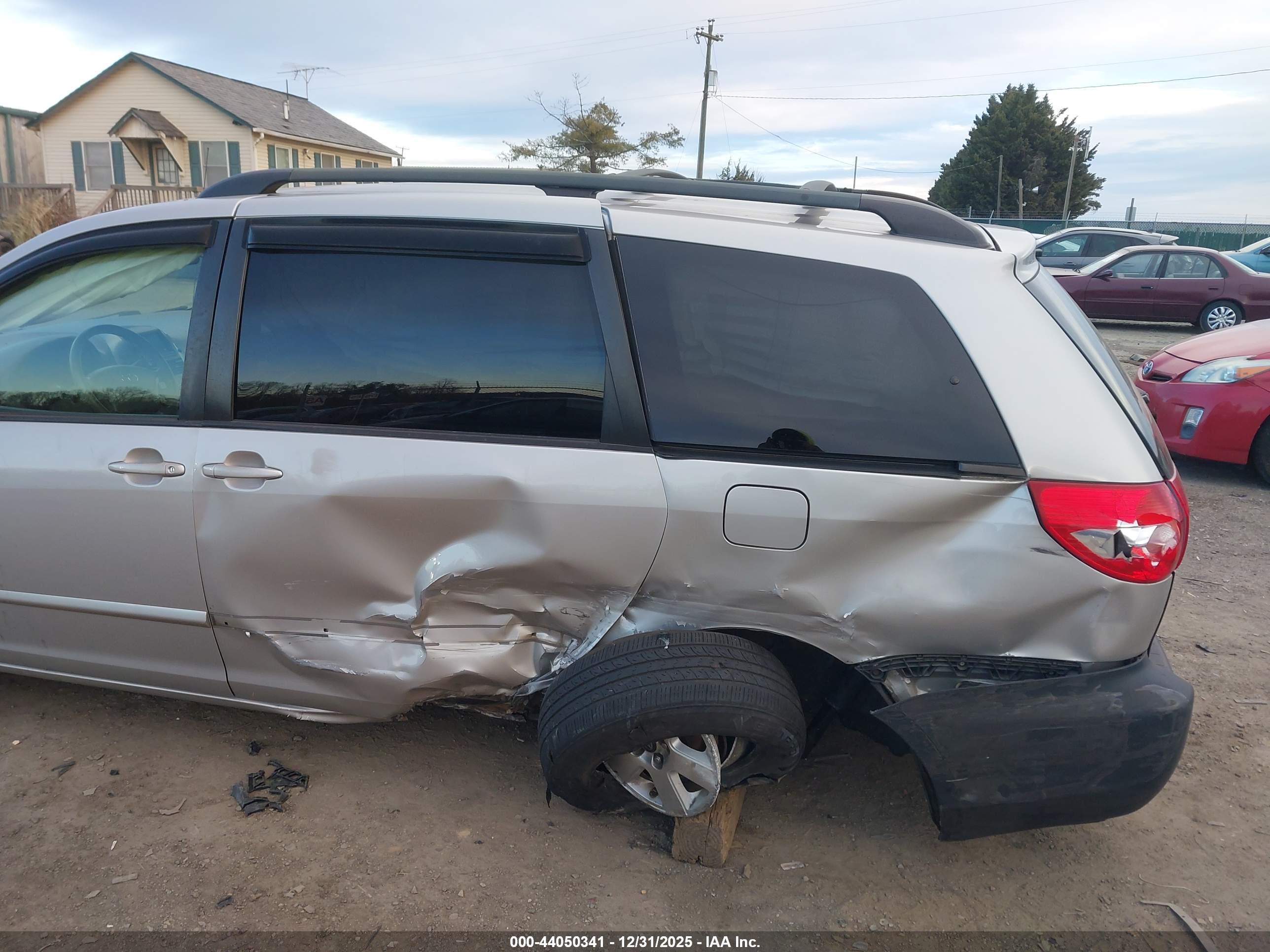 TOYOTA SIENNA image 6