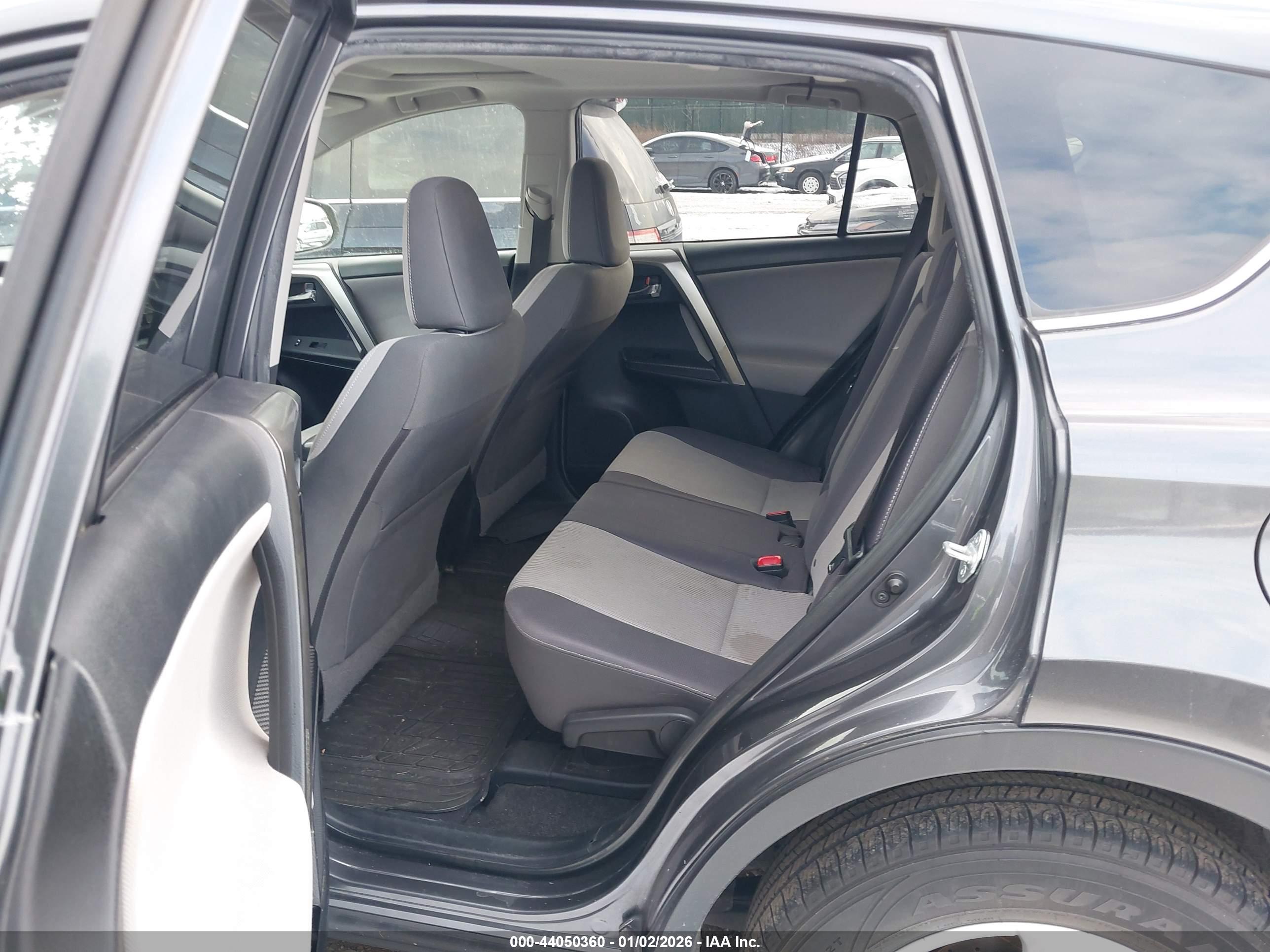 TOYOTA RAV4 image 8