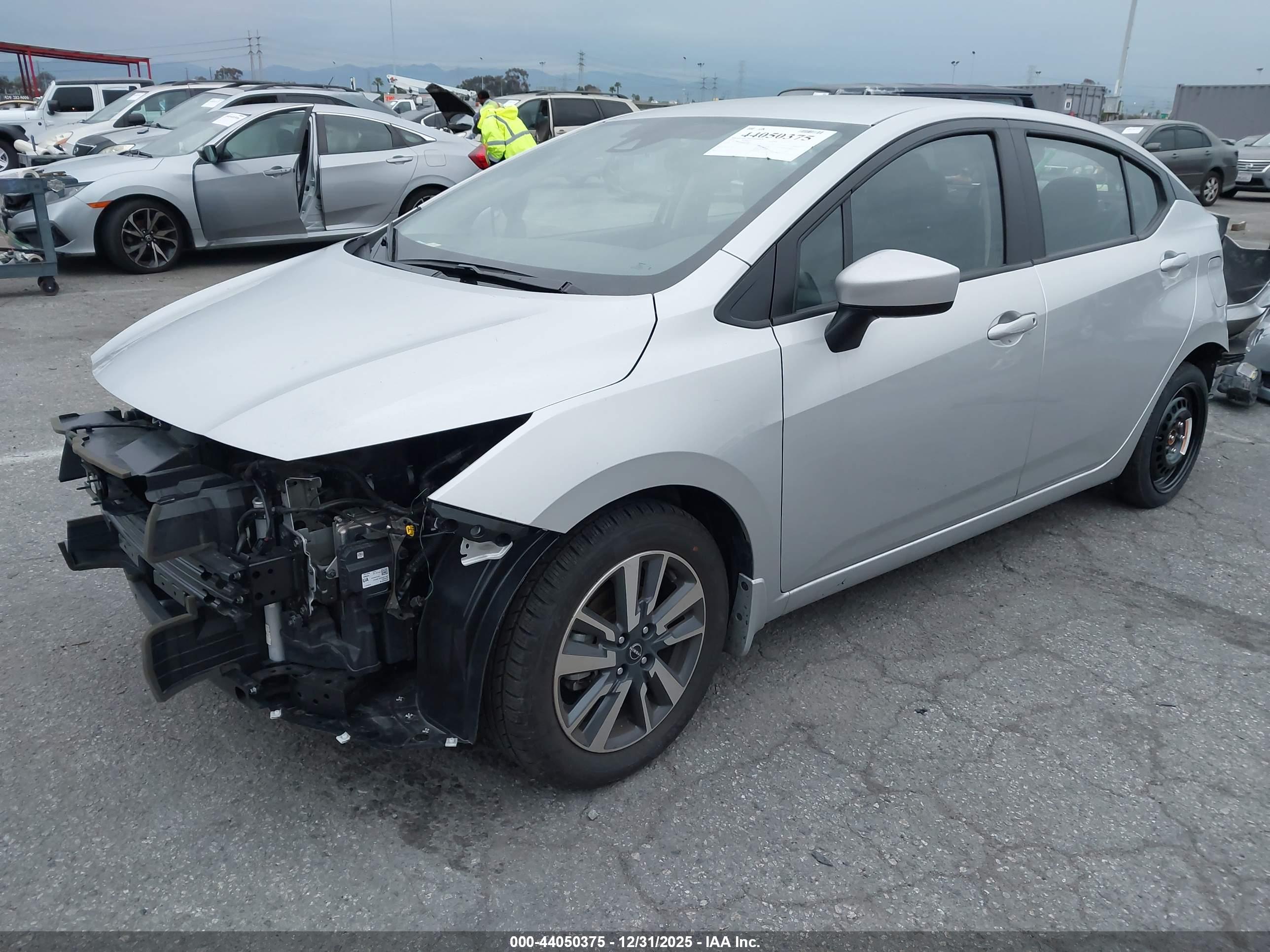 NISSAN VERSA image 2