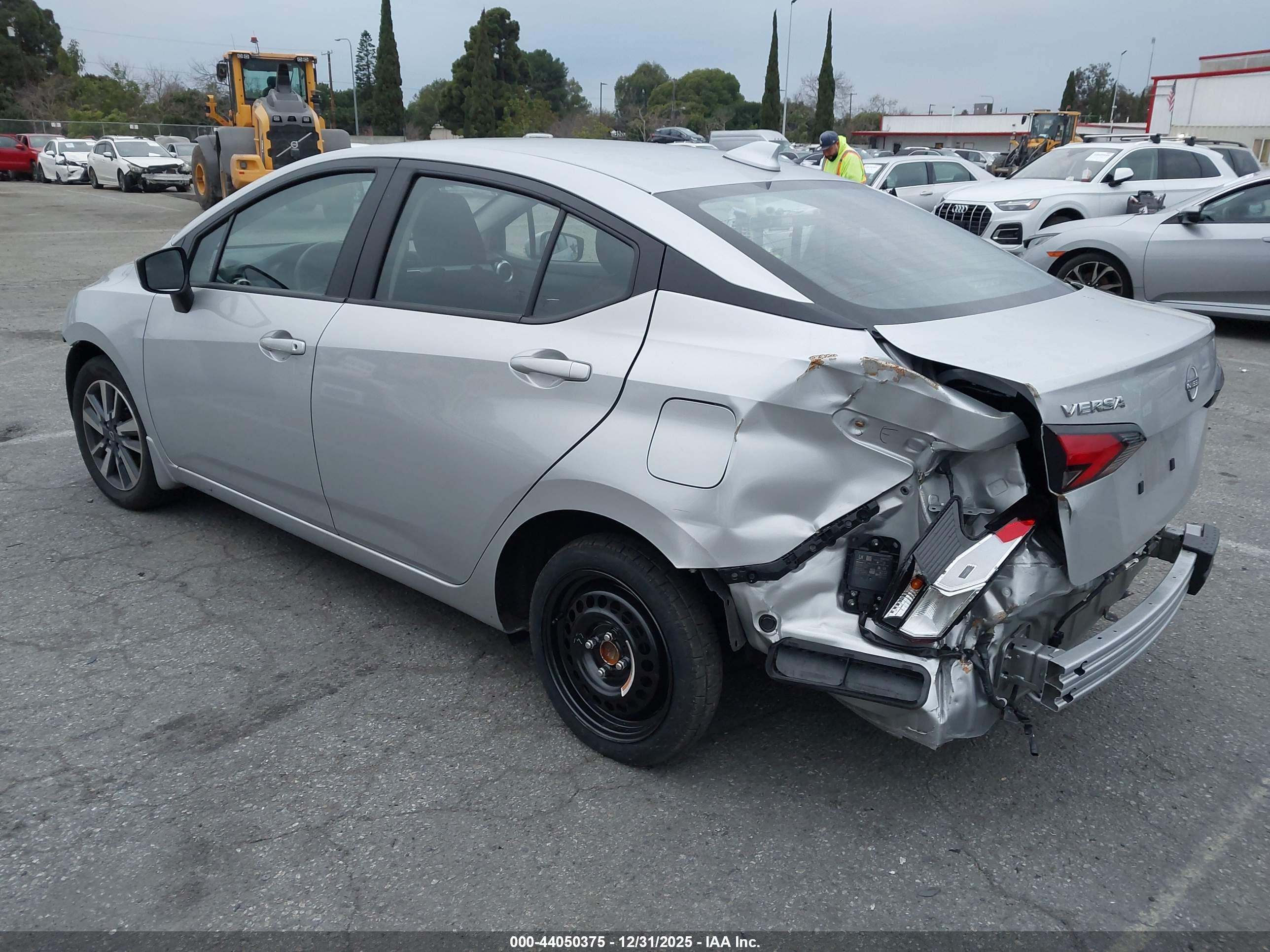 NISSAN VERSA image 3