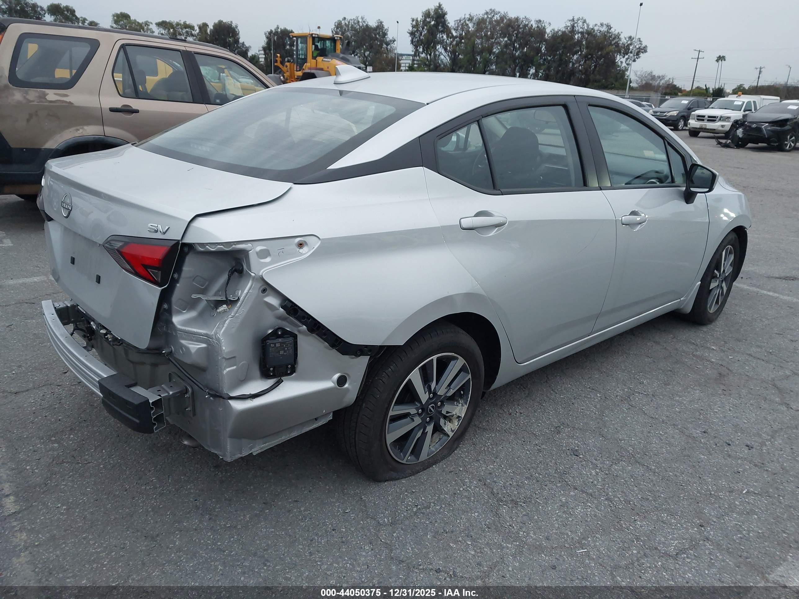 NISSAN VERSA image 4