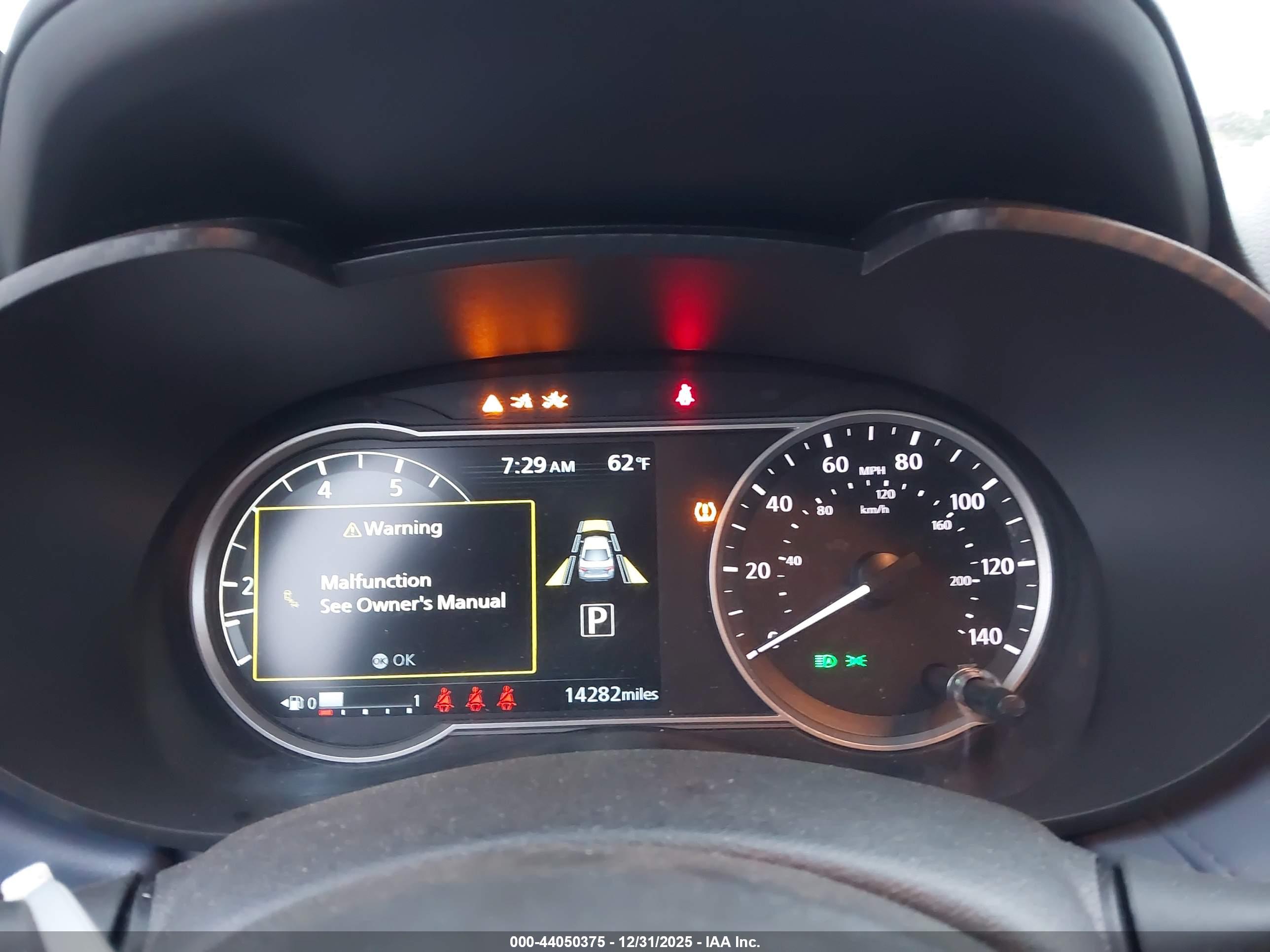 NISSAN VERSA image 7