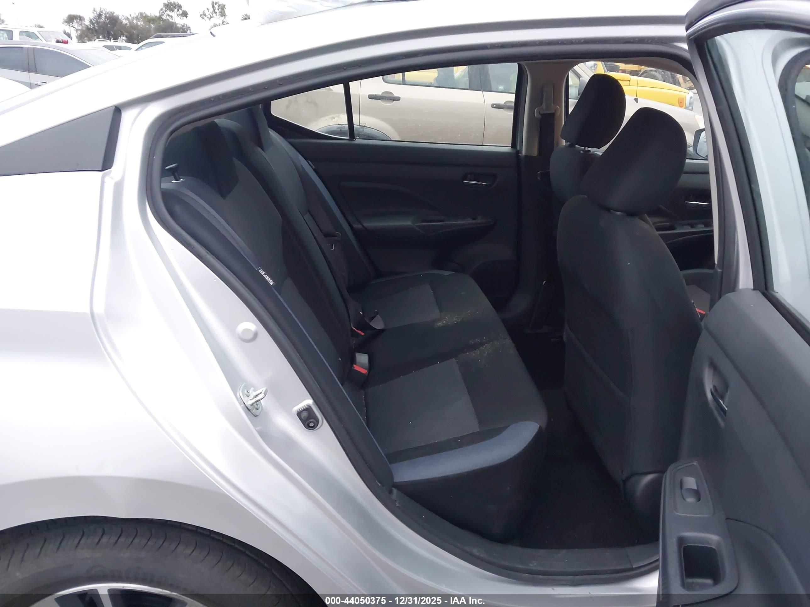 NISSAN VERSA image 8