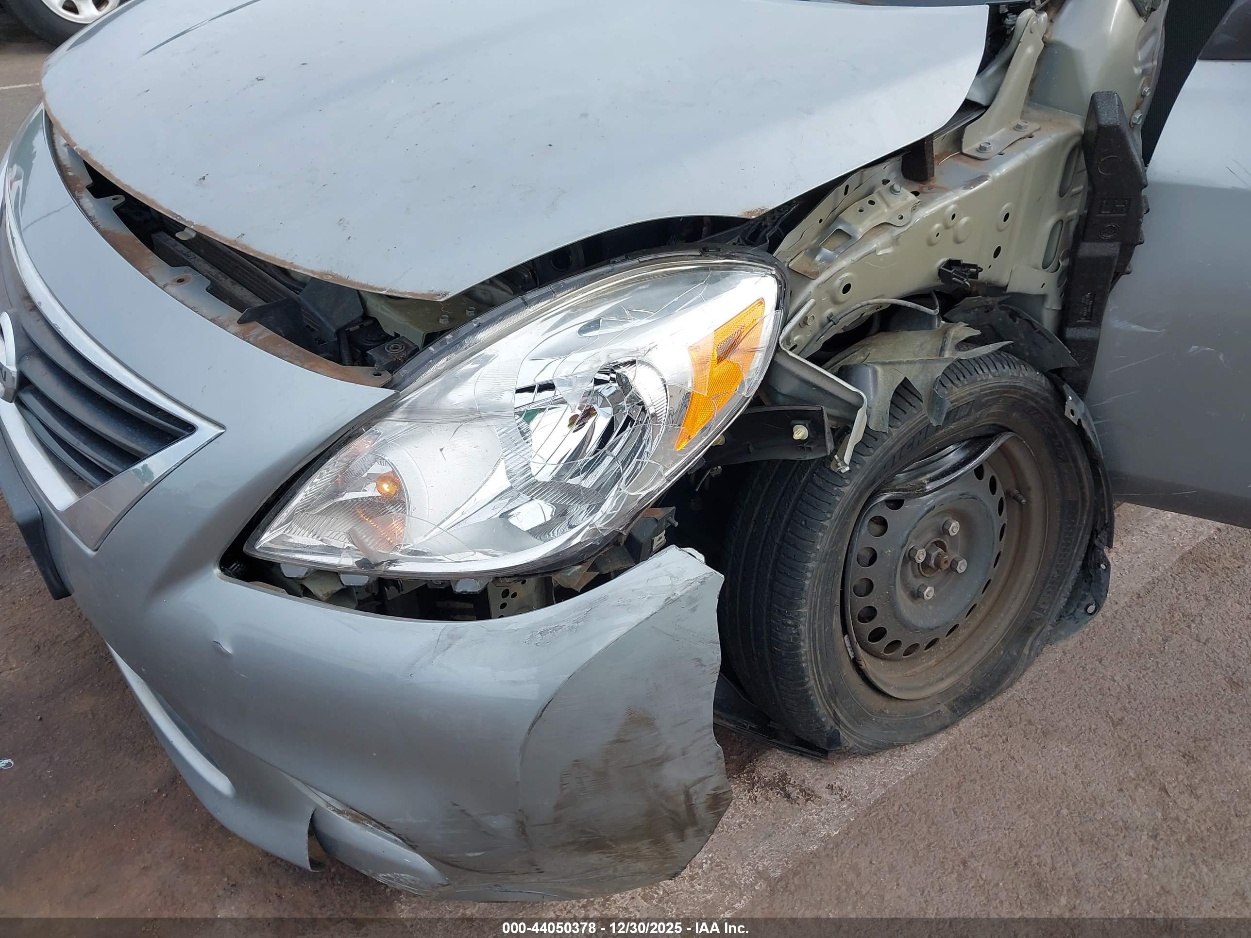 NISSAN VERSA image 6