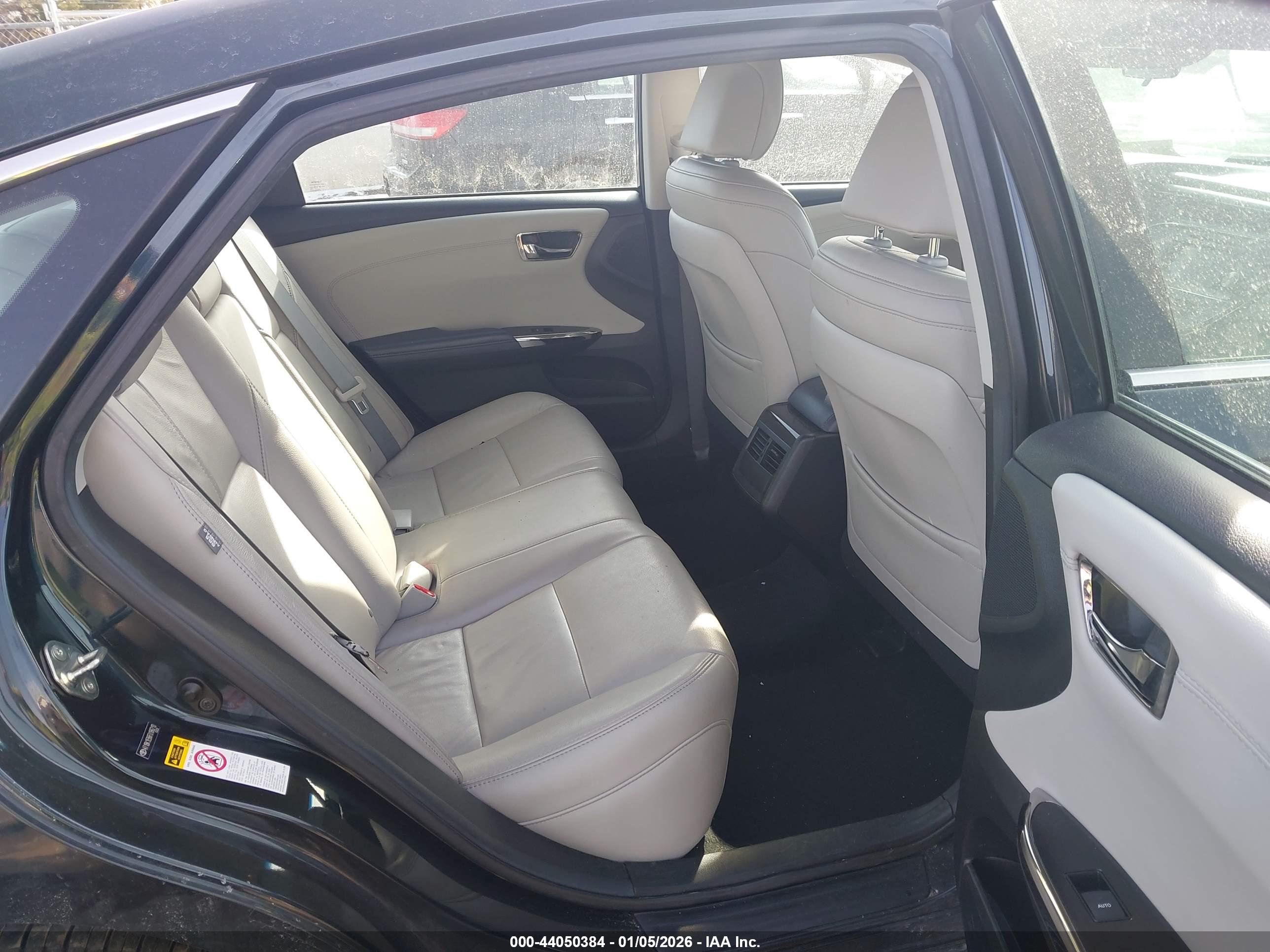 TOYOTA AVALON image 8