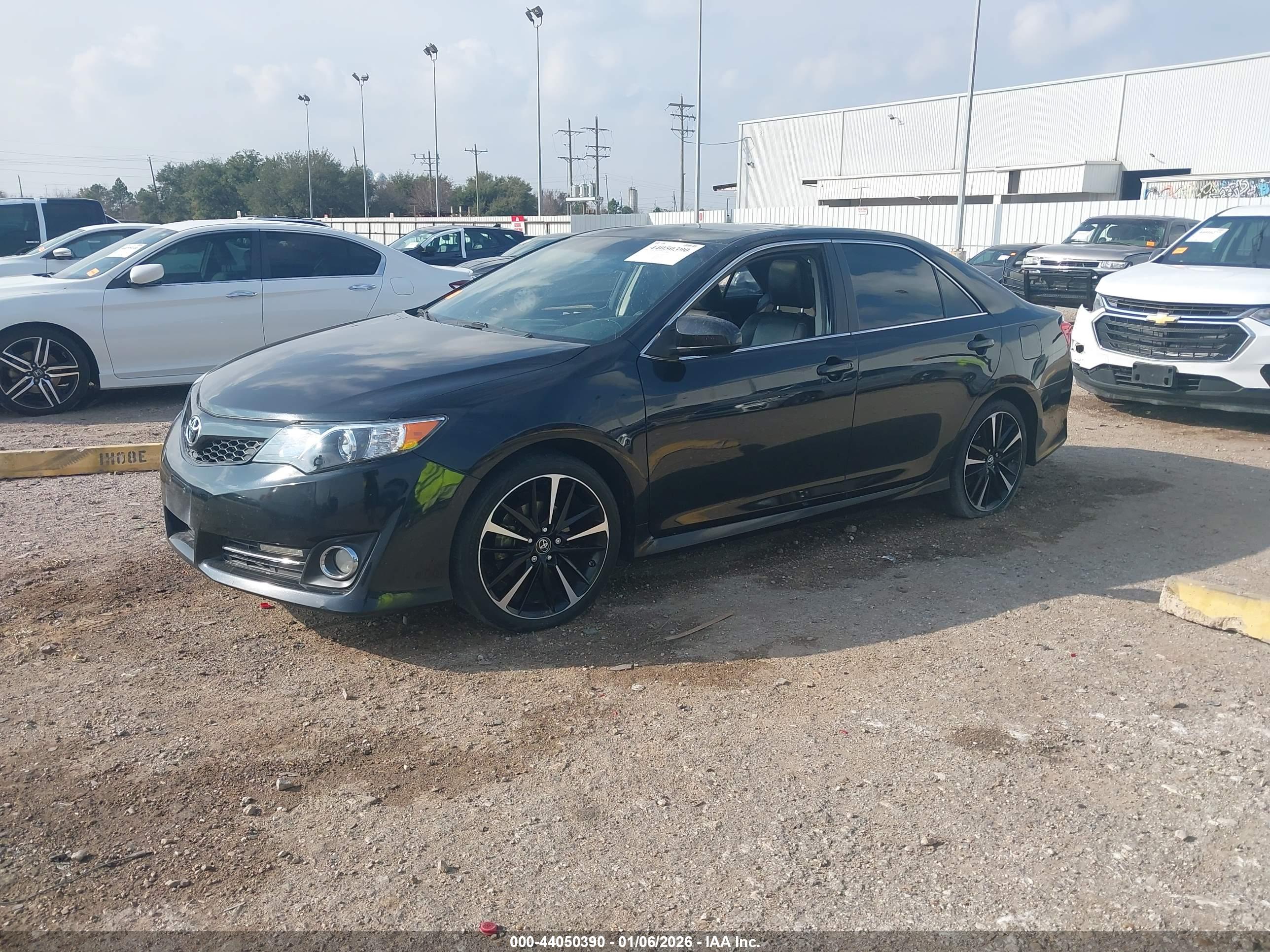 TOYOTA CAMRY image 2