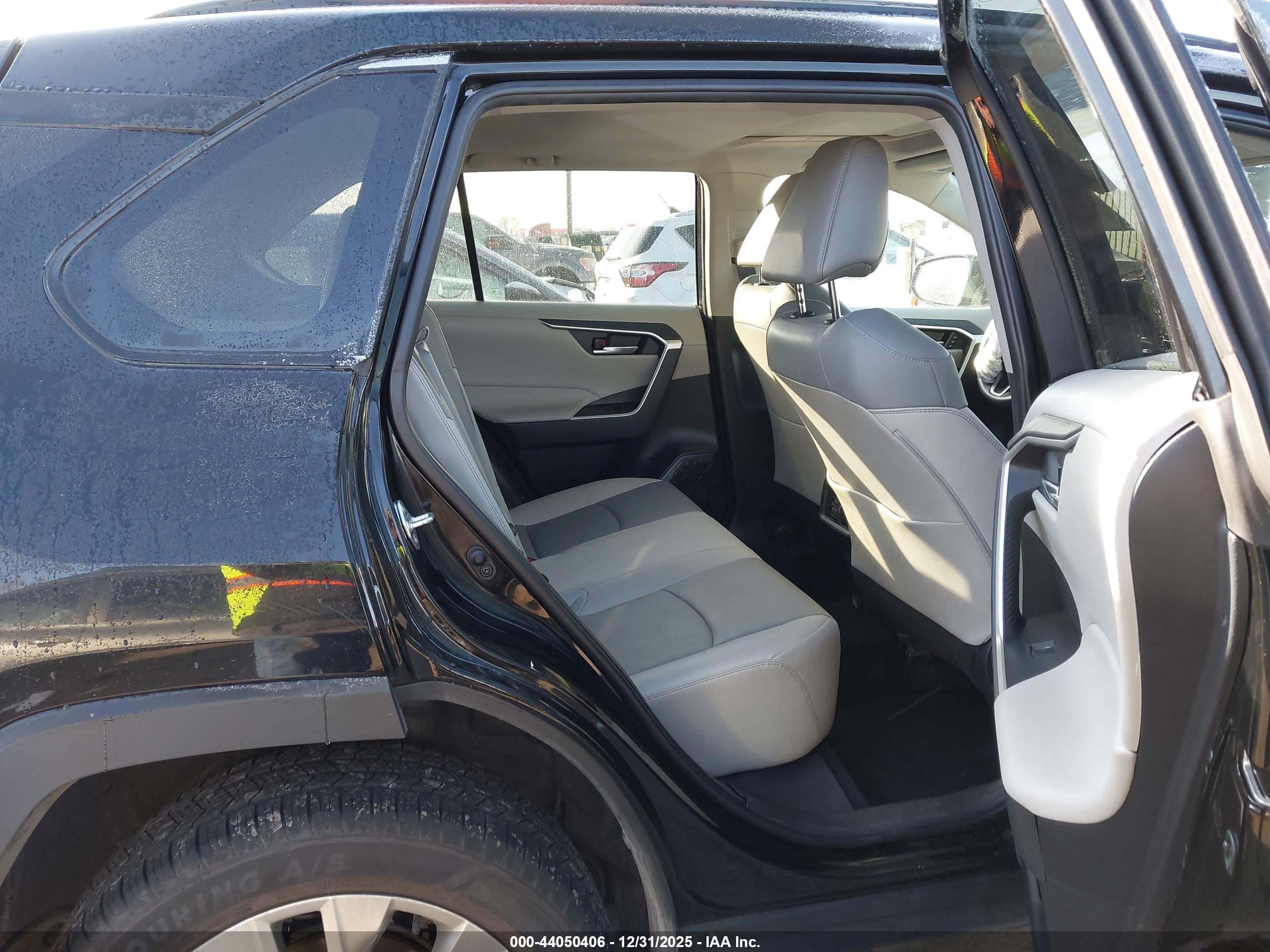 TOYOTA RAV4 image 8