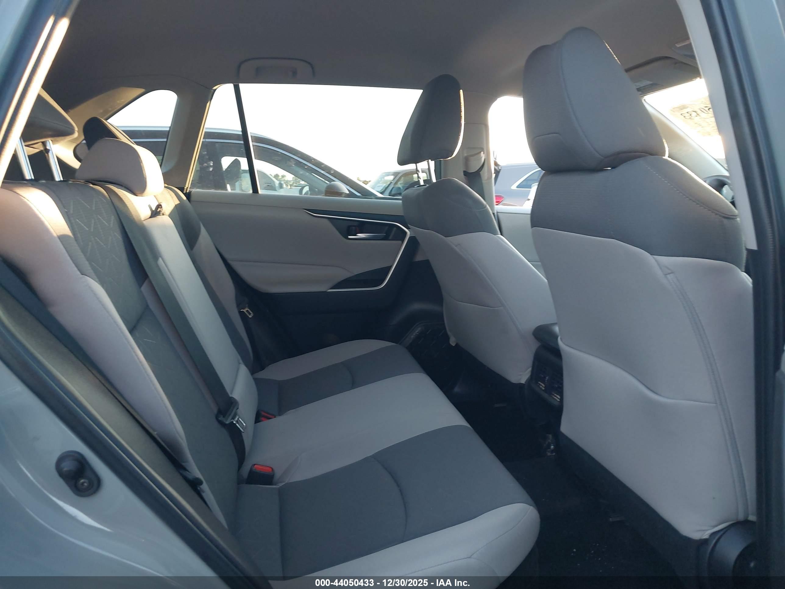 TOYOTA RAV4 image 8