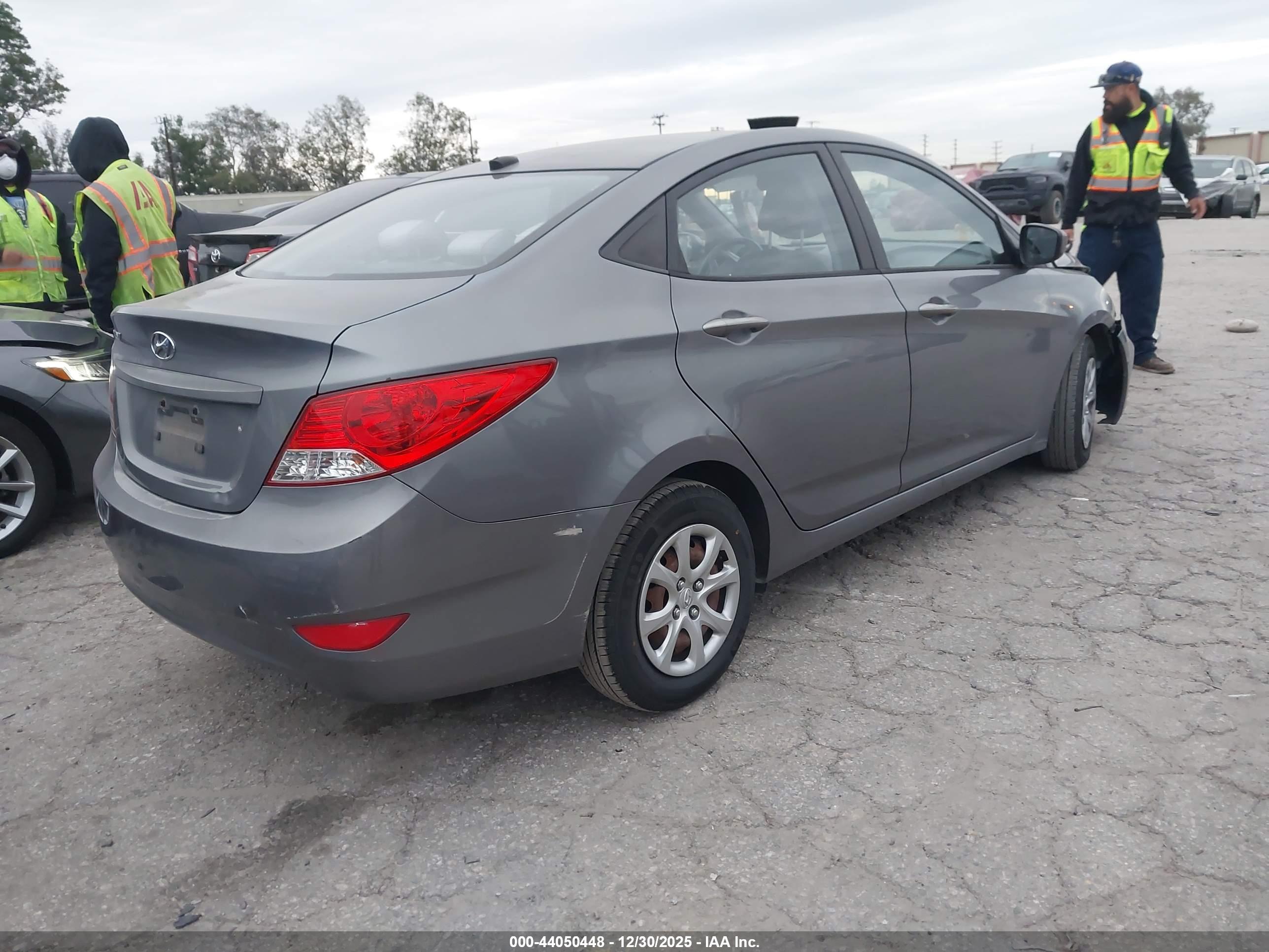 HYUNDAI ACCENT image 4