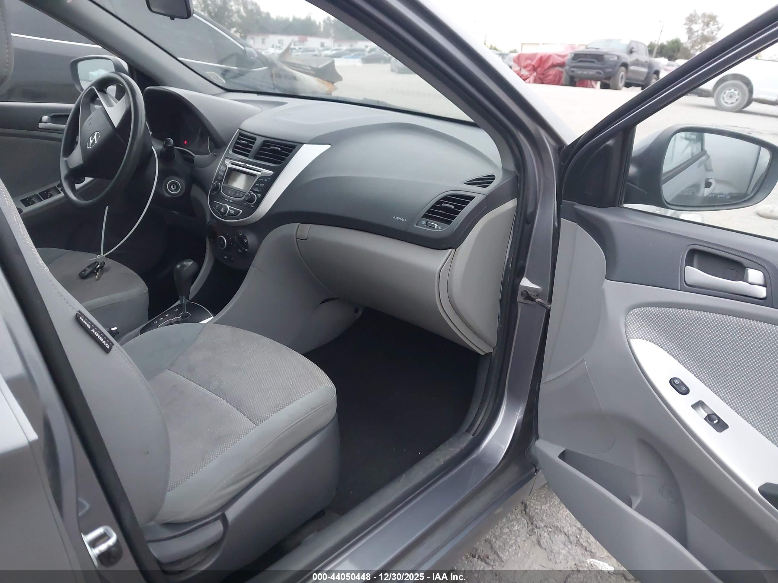 HYUNDAI ACCENT image 5