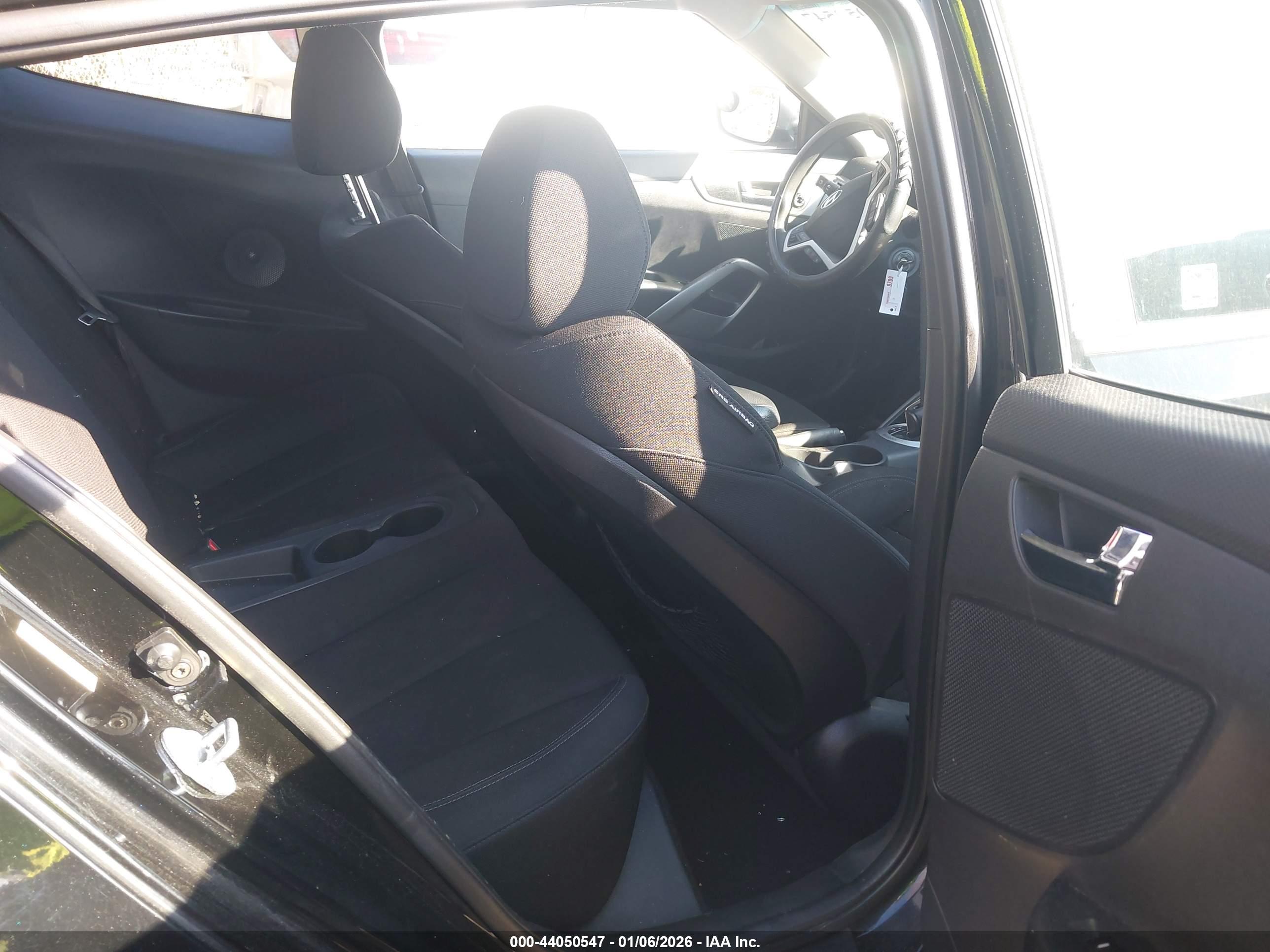 HYUNDAI VELOSTER image 8