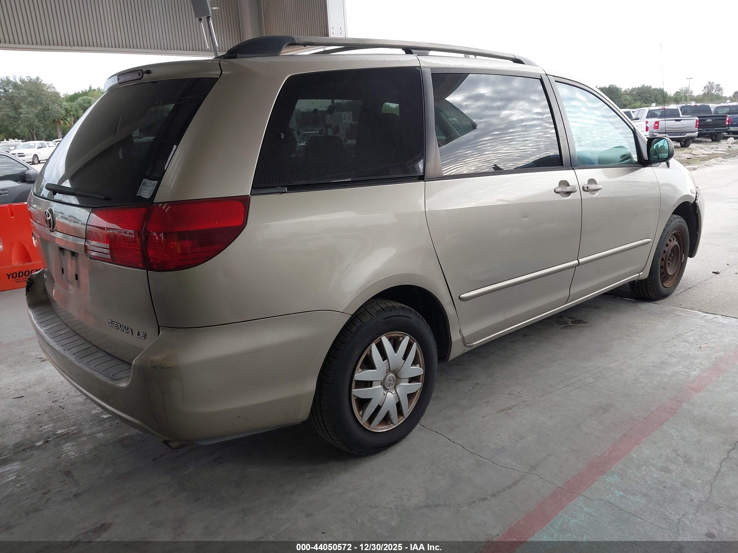 TOYOTA SIENNA image 4