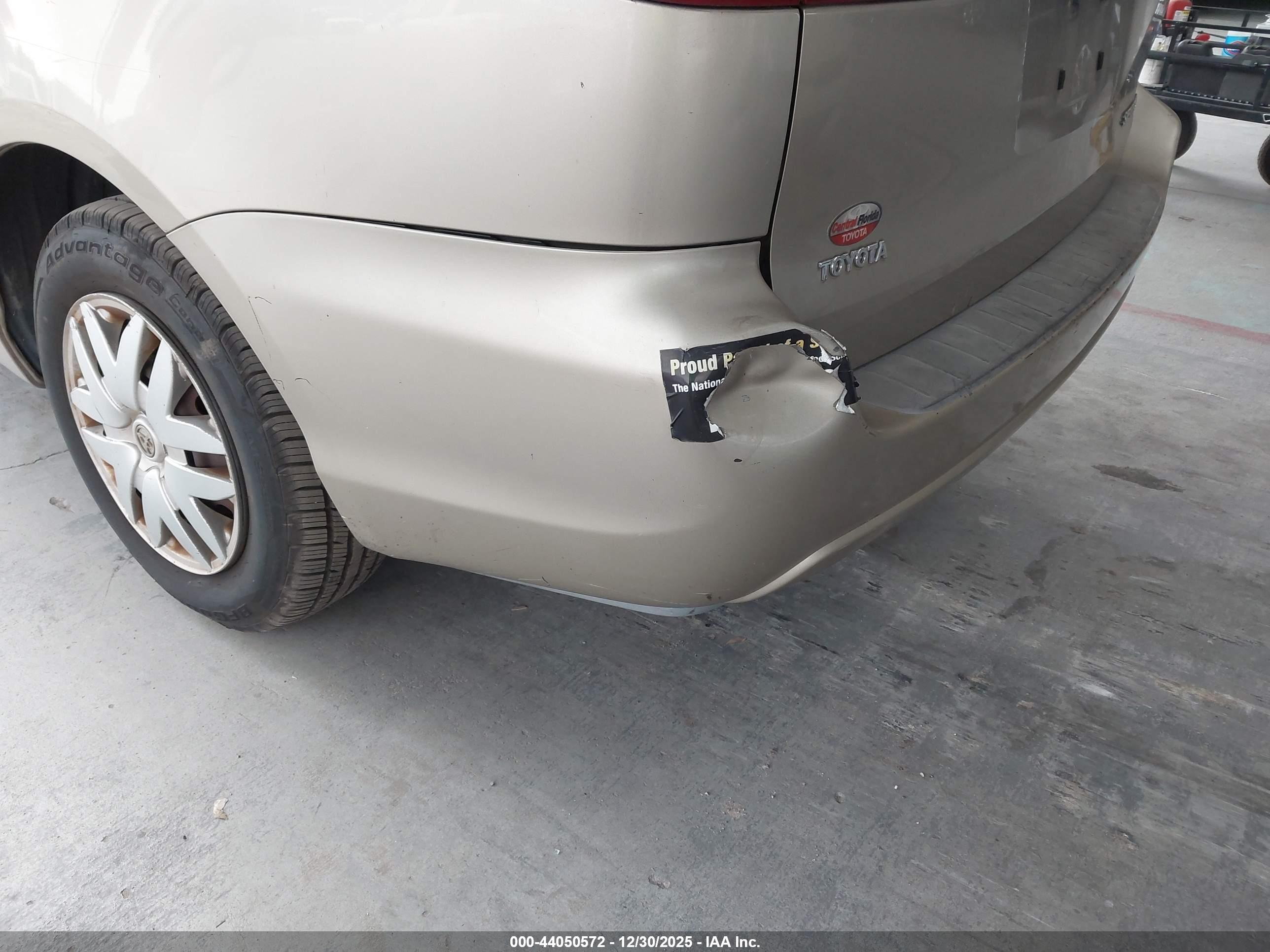 TOYOTA SIENNA image 6