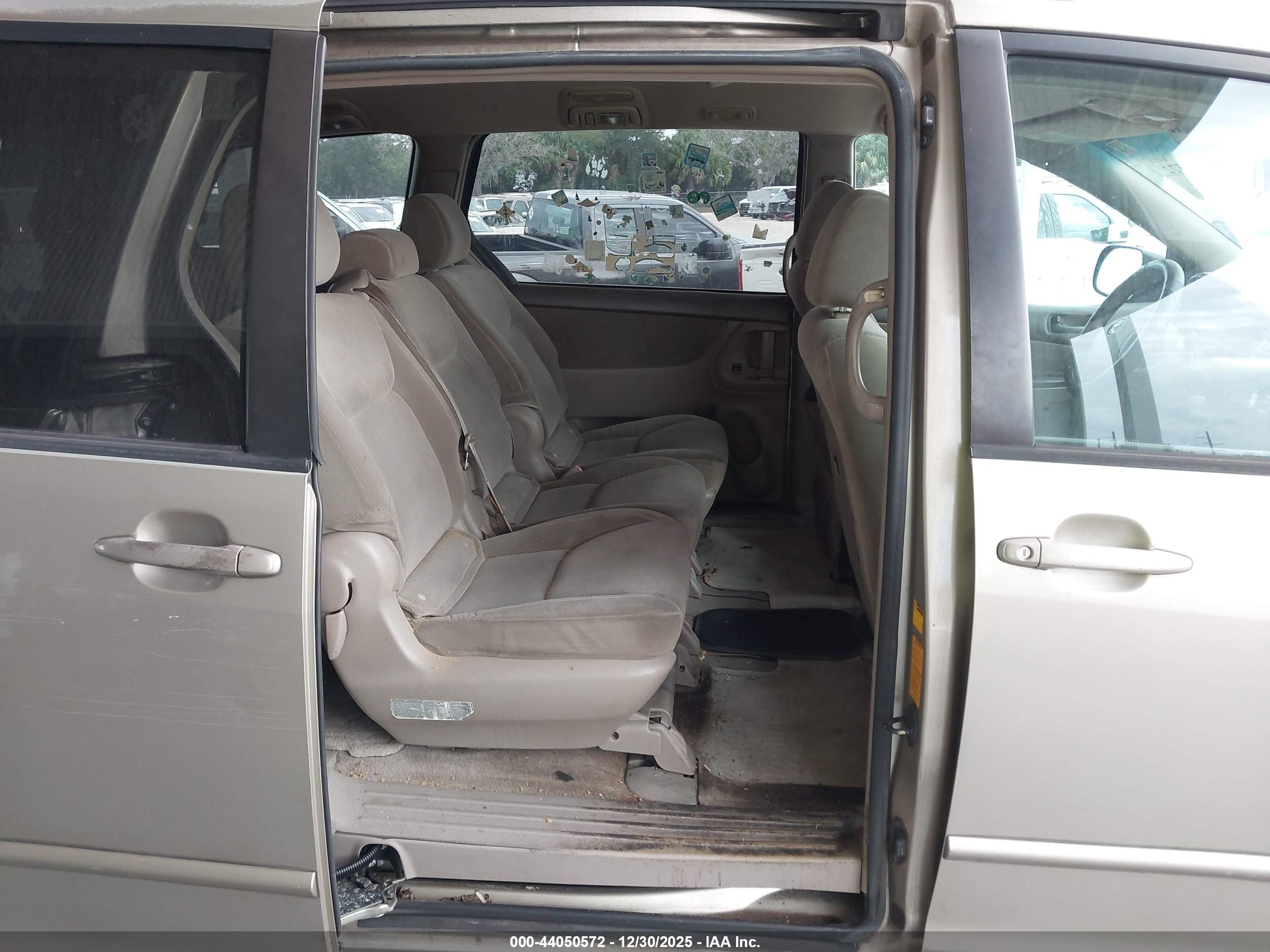 TOYOTA SIENNA image 8