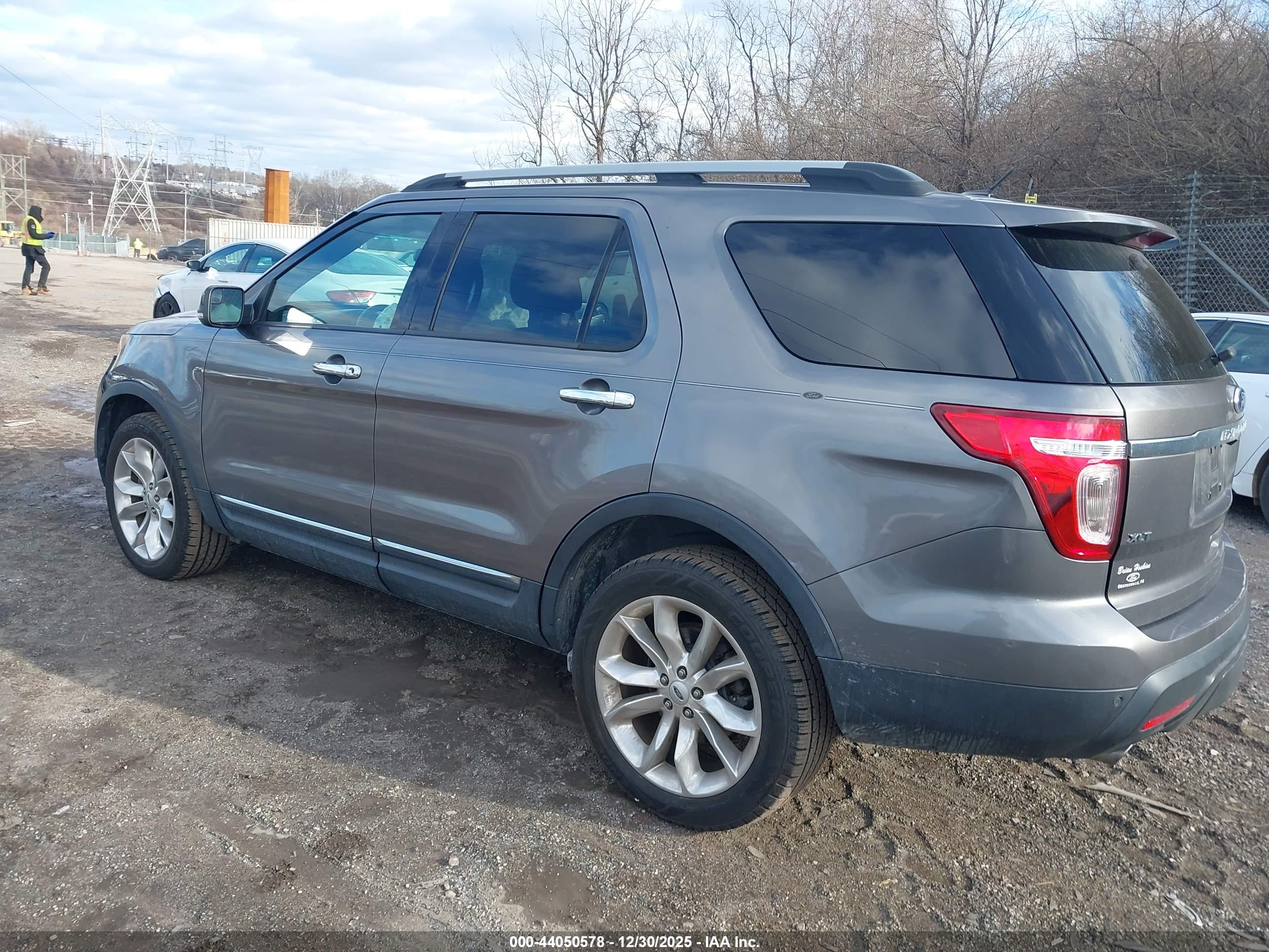 FORD EXPLORER image 3