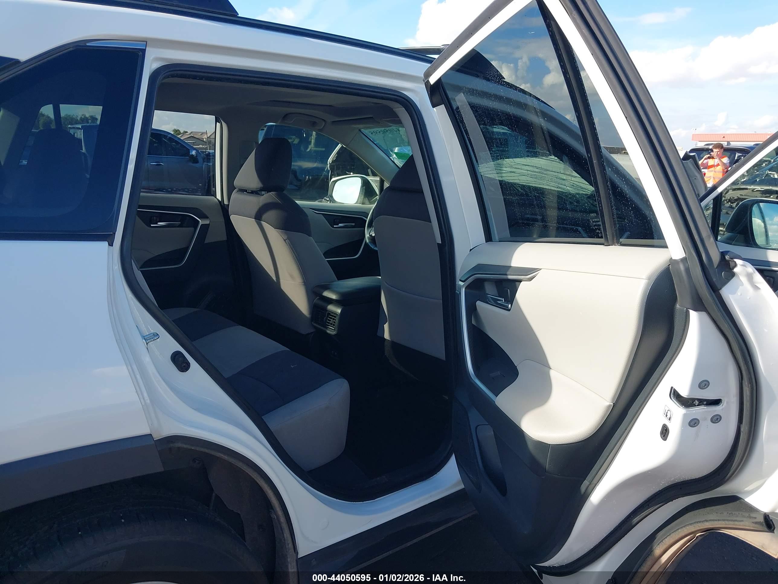 TOYOTA RAV4 image 8