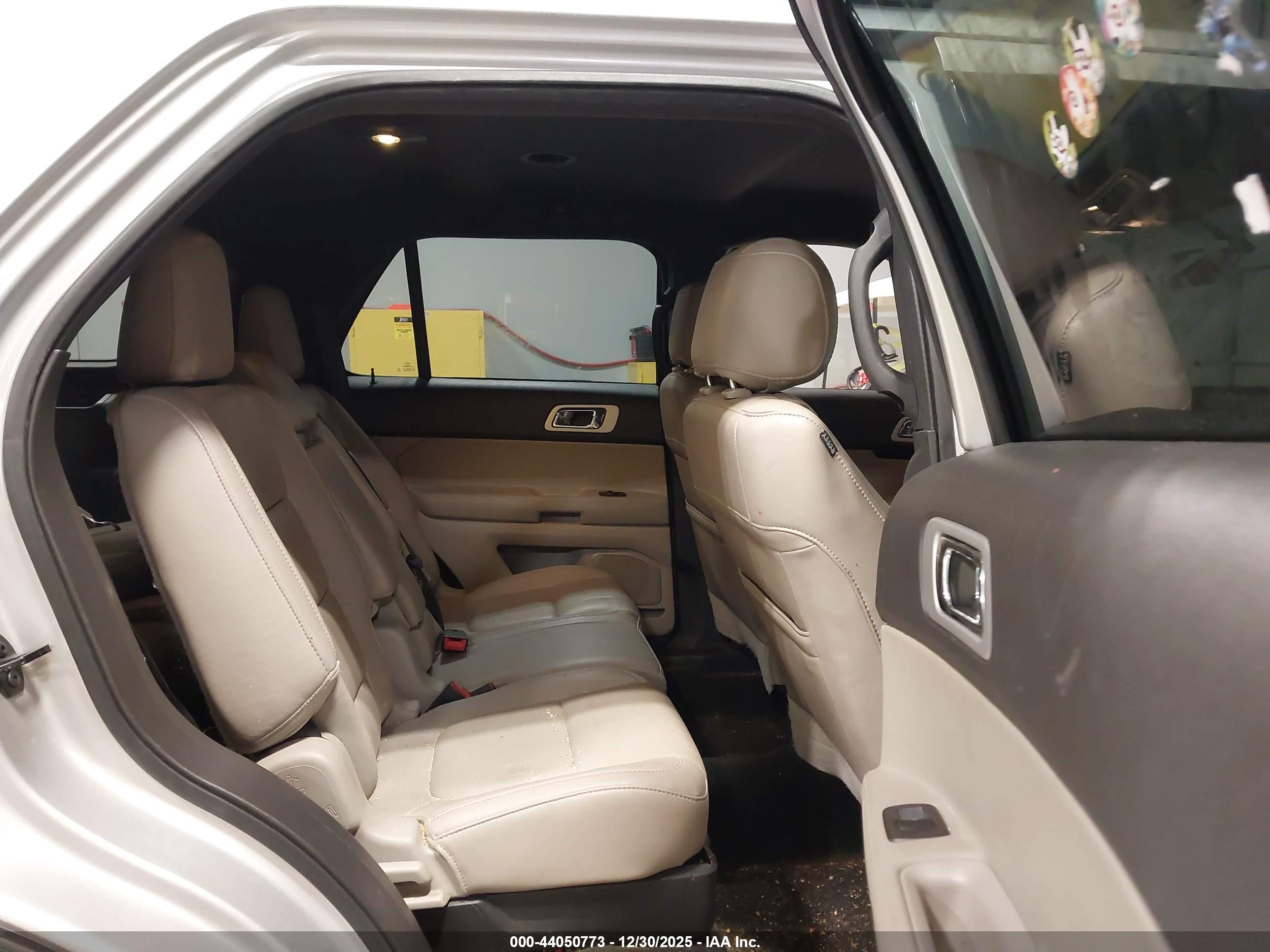 FORD EXPLORER image 8