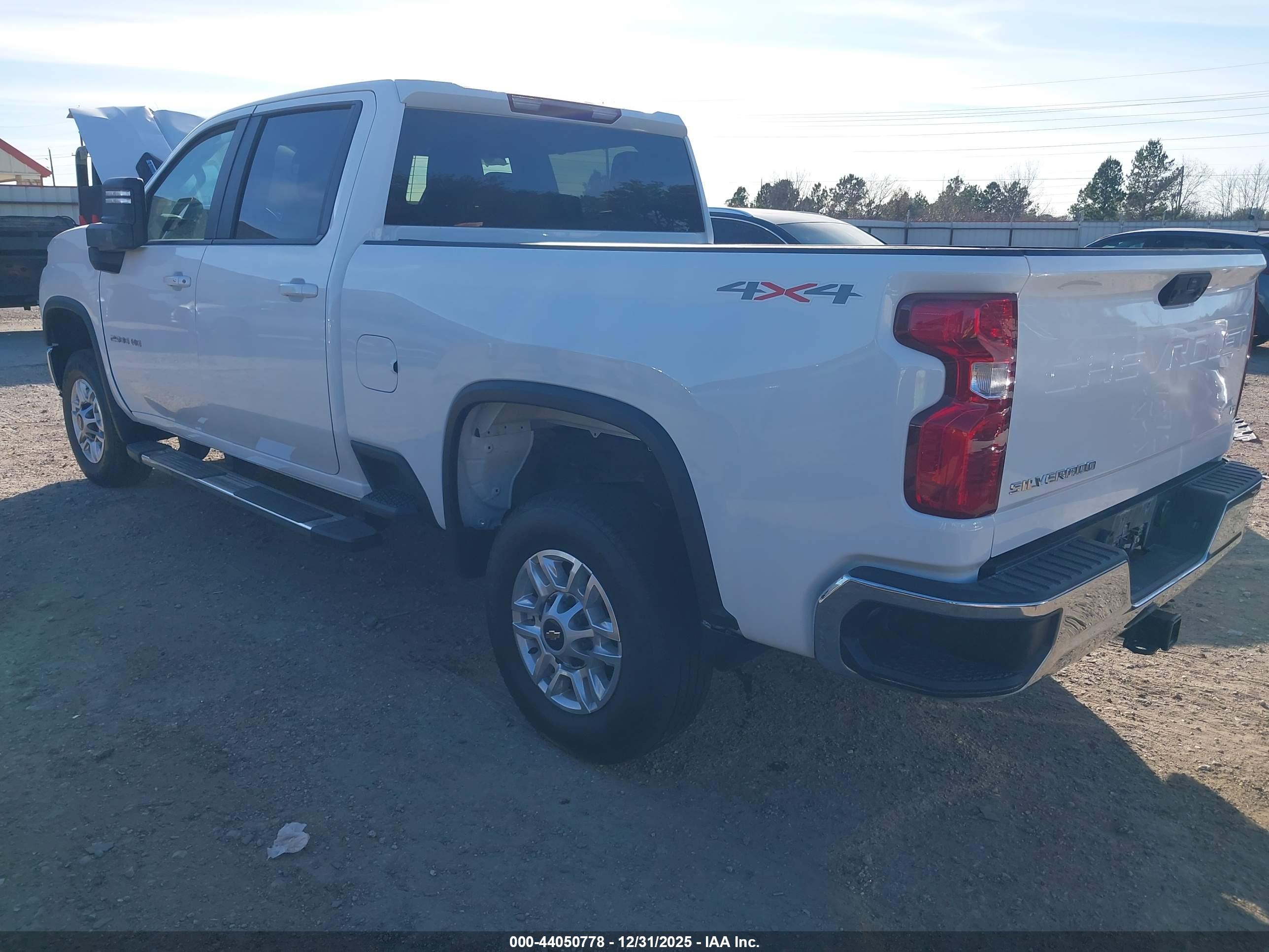 CHEVROLET SILVERADO image 3