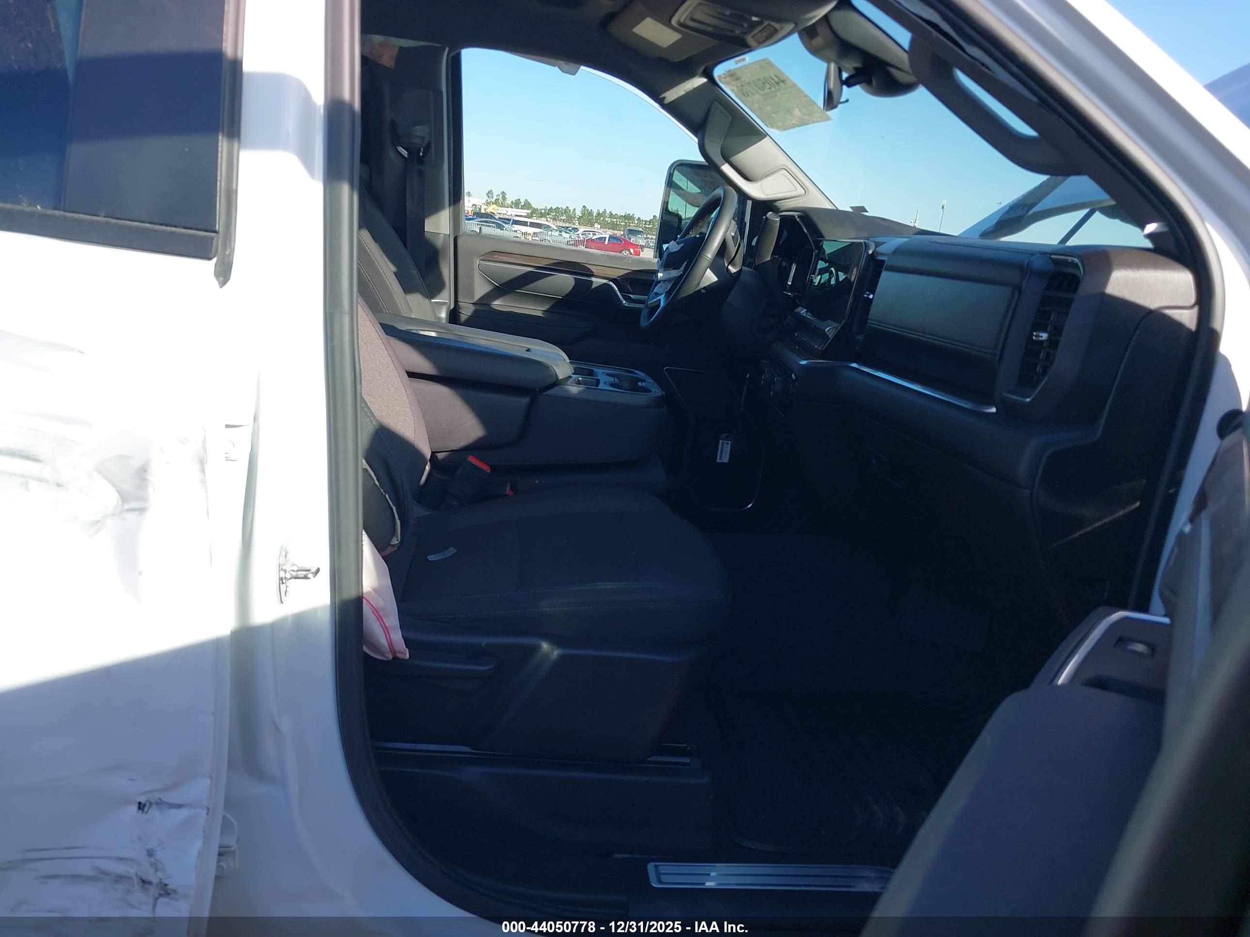 CHEVROLET SILVERADO image 5