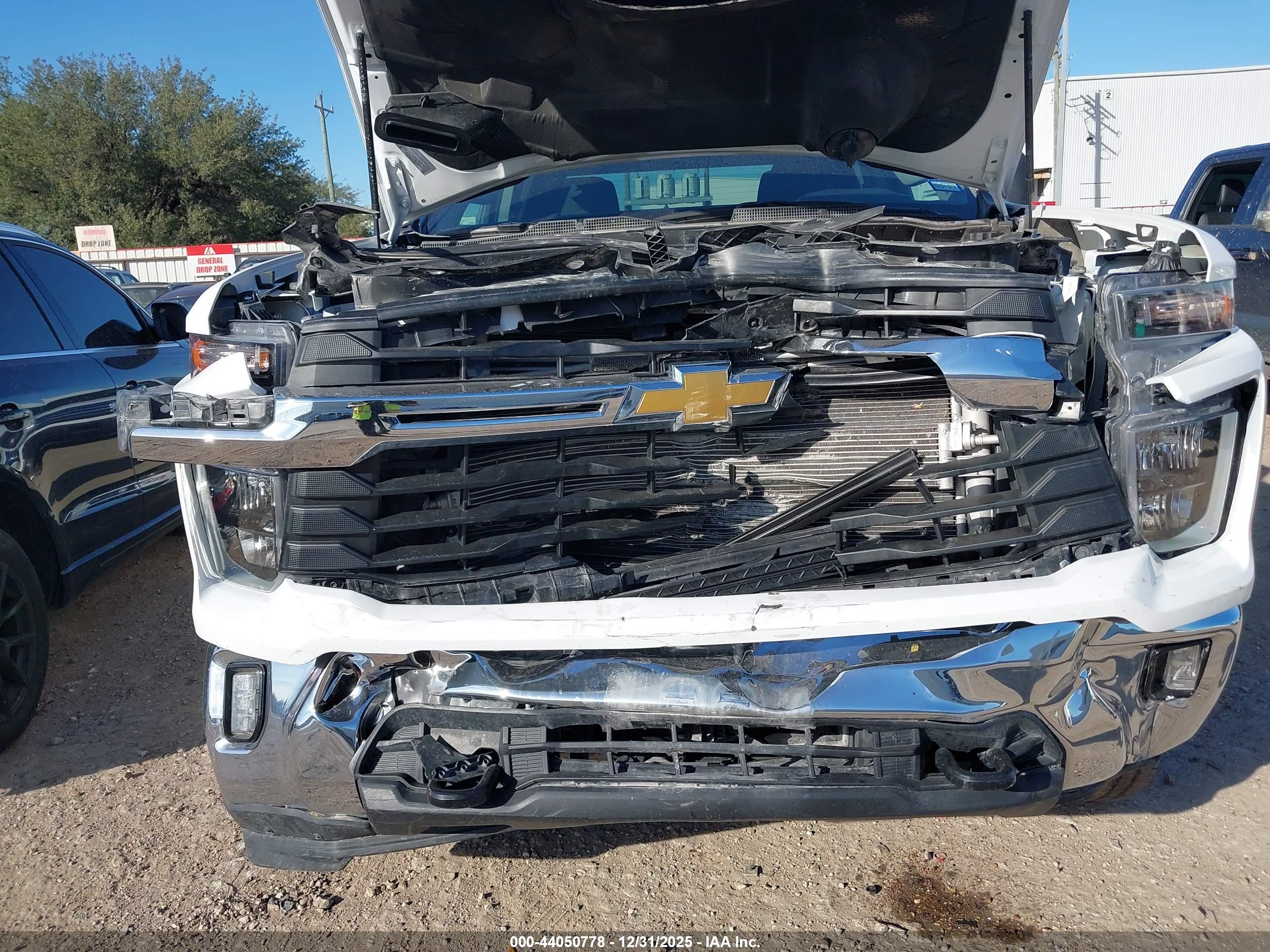 CHEVROLET SILVERADO image 6