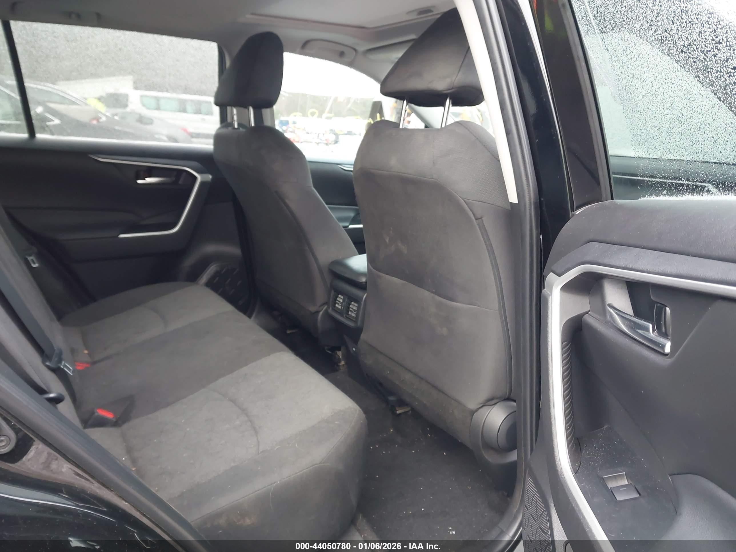 TOYOTA RAV4 image 8