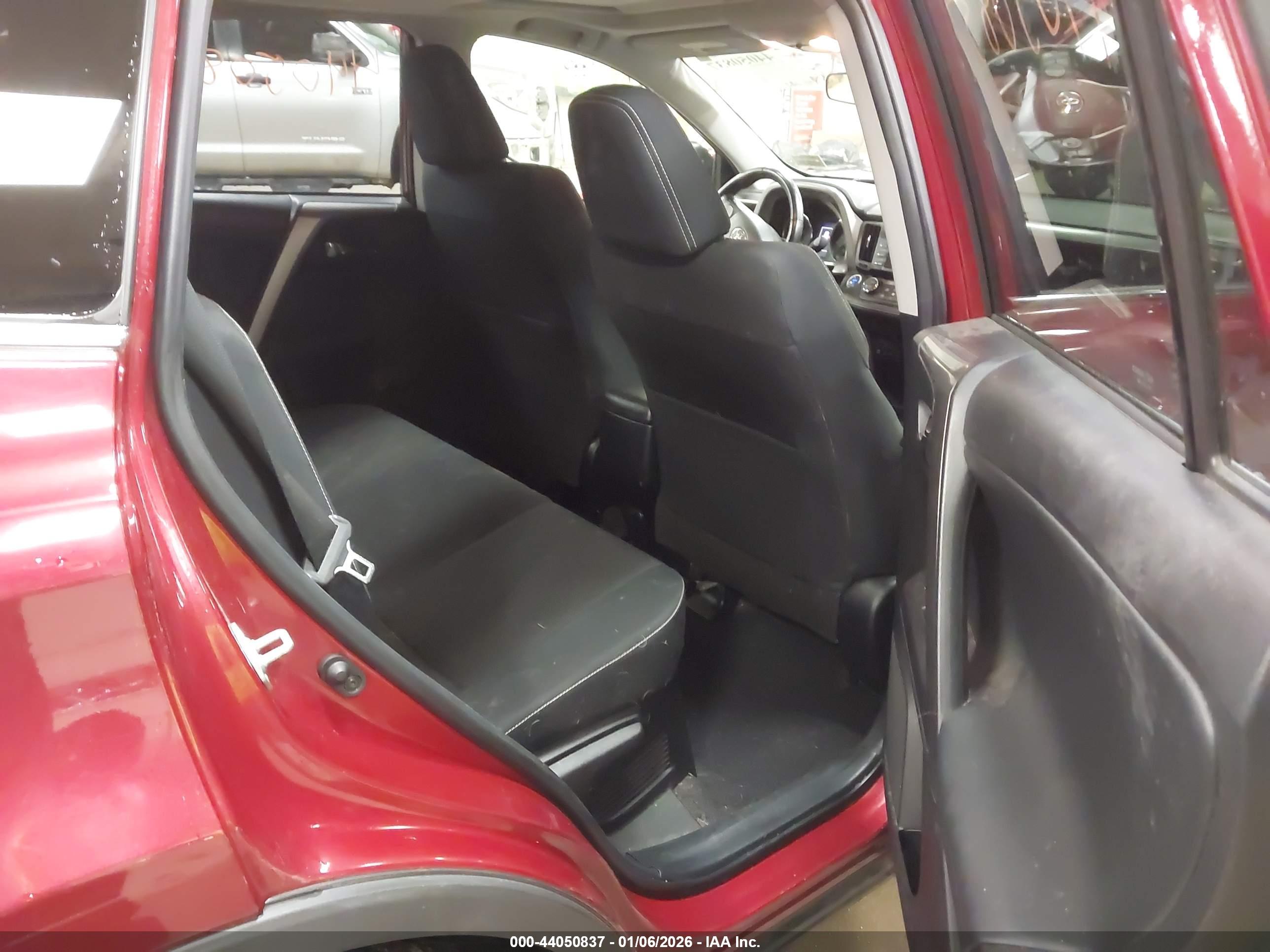 TOYOTA RAV4 image 8