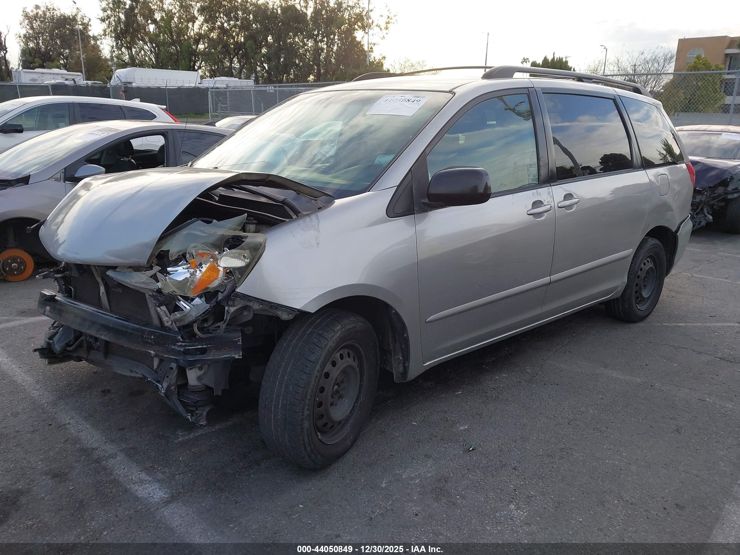 TOYOTA SIENNA image 2