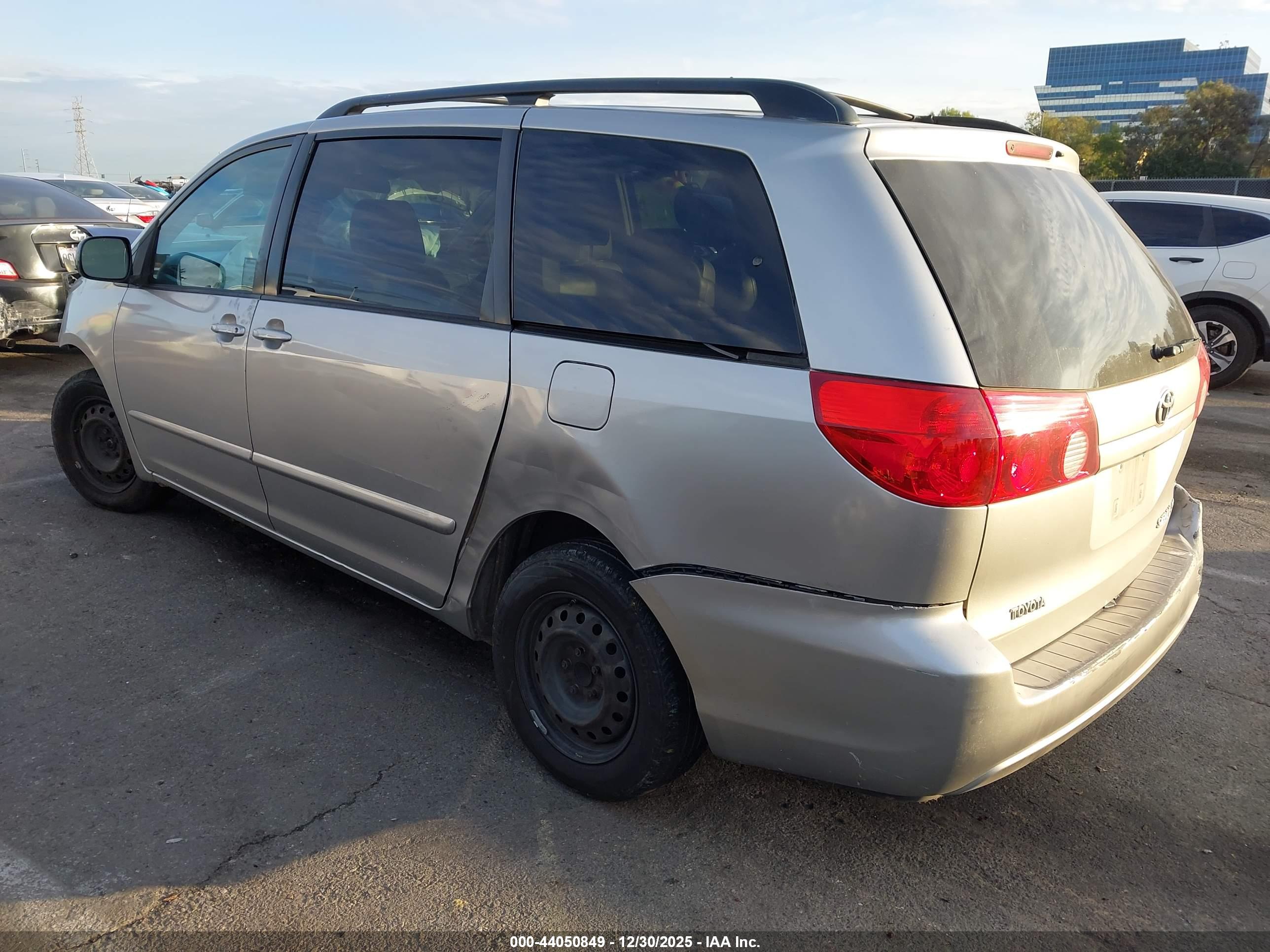 TOYOTA SIENNA image 3