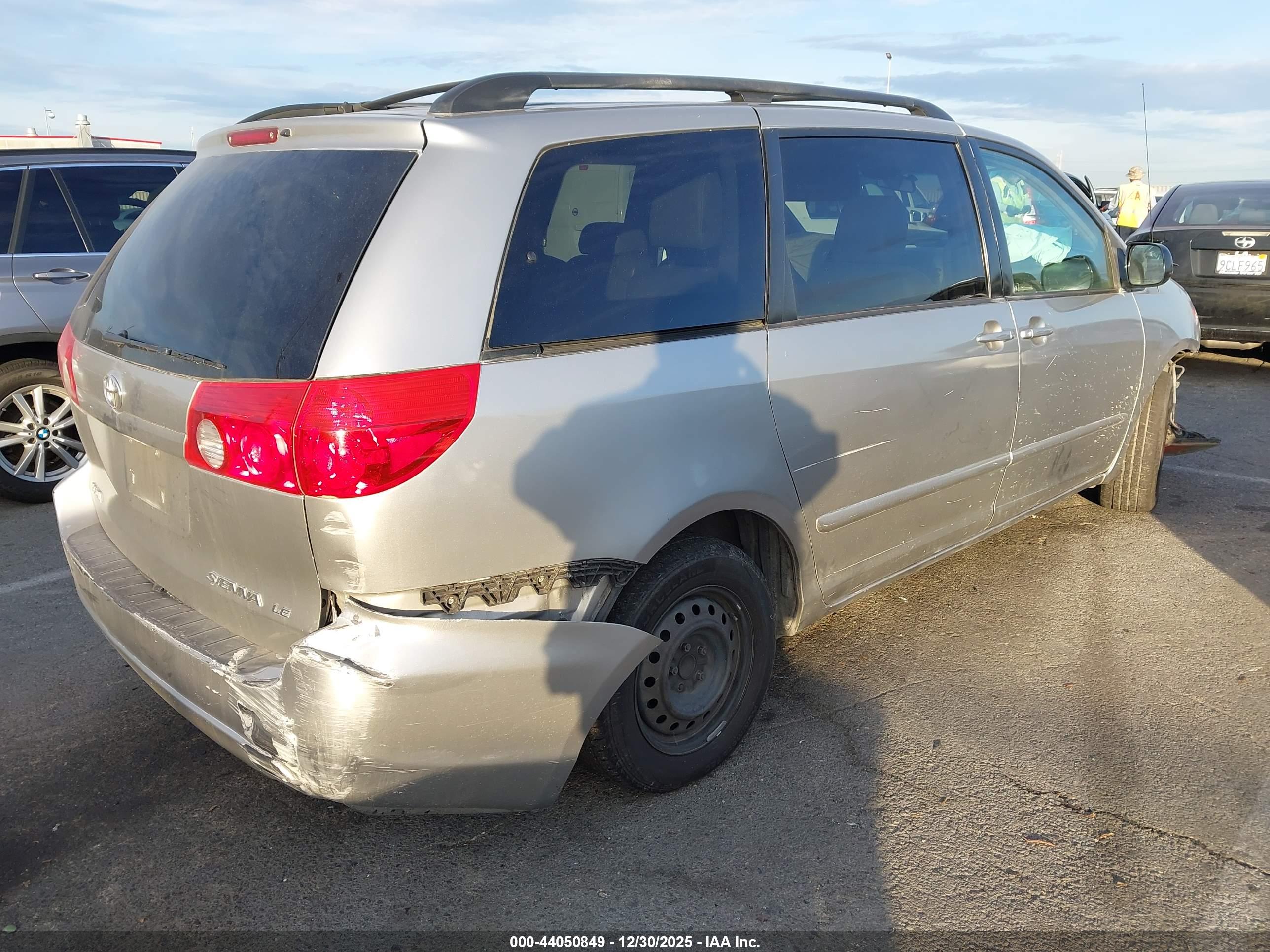 TOYOTA SIENNA image 4
