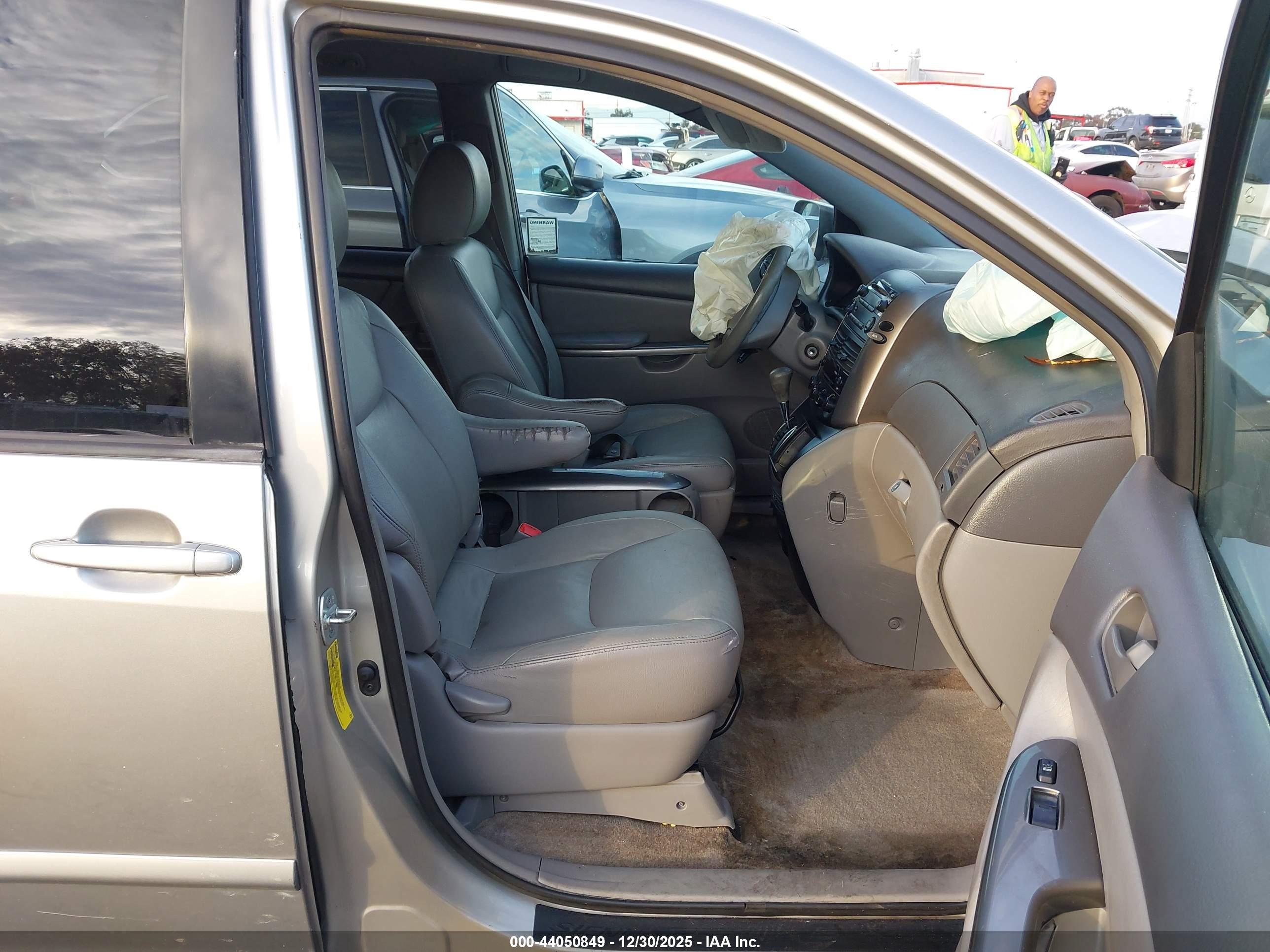 TOYOTA SIENNA image 5