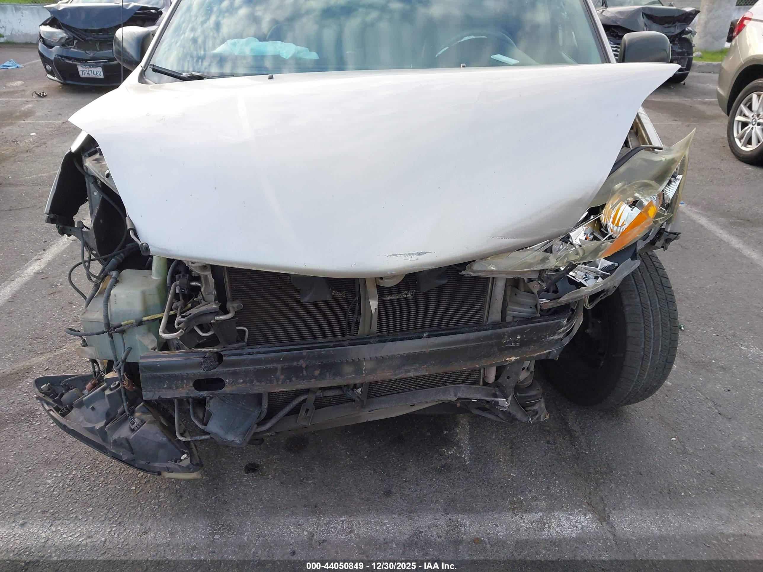 TOYOTA SIENNA image 6
