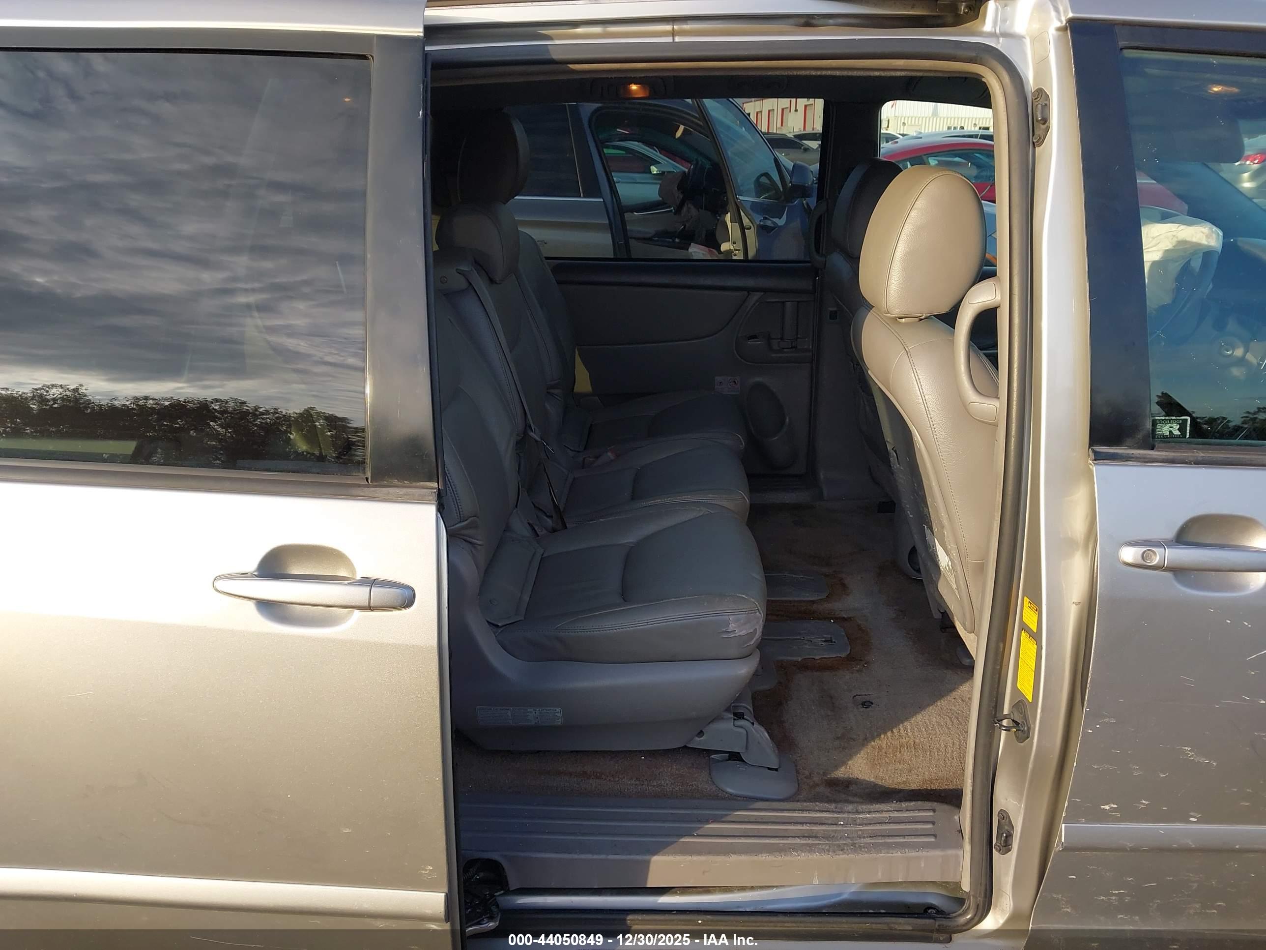 TOYOTA SIENNA image 8
