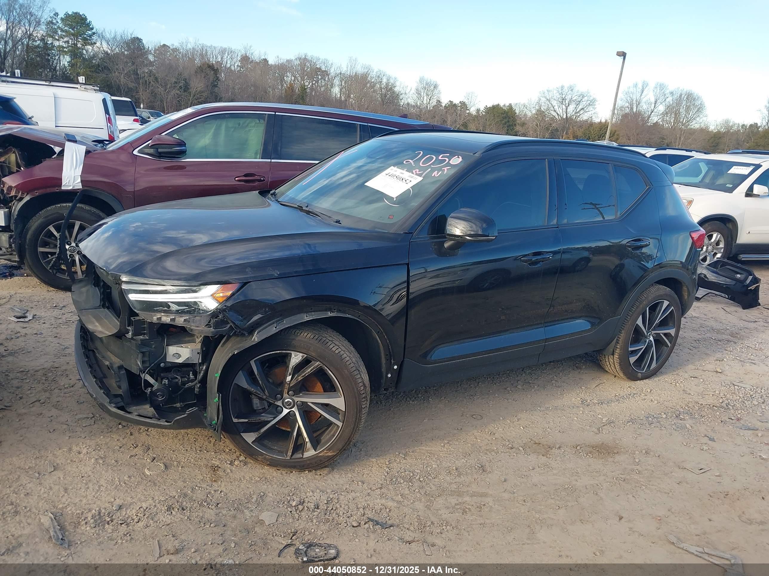 VOLVO XC40 image 2