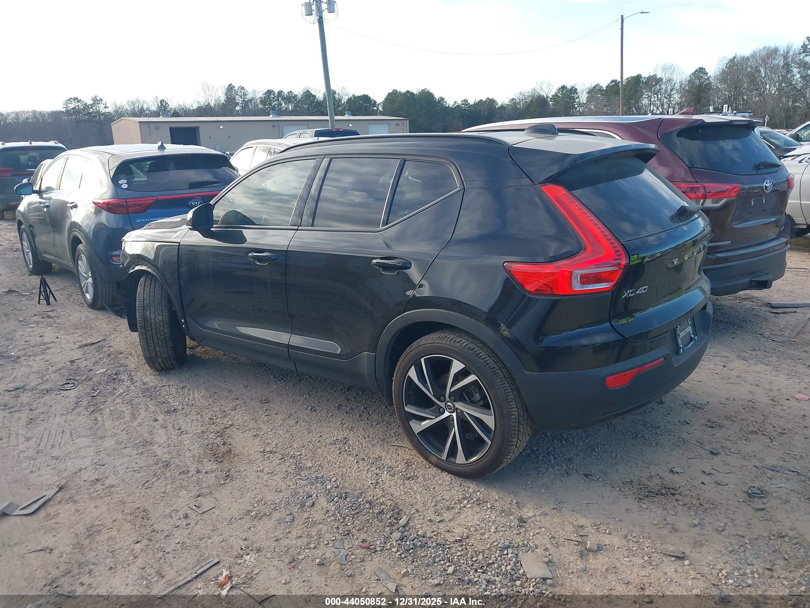 VOLVO XC40 image 3