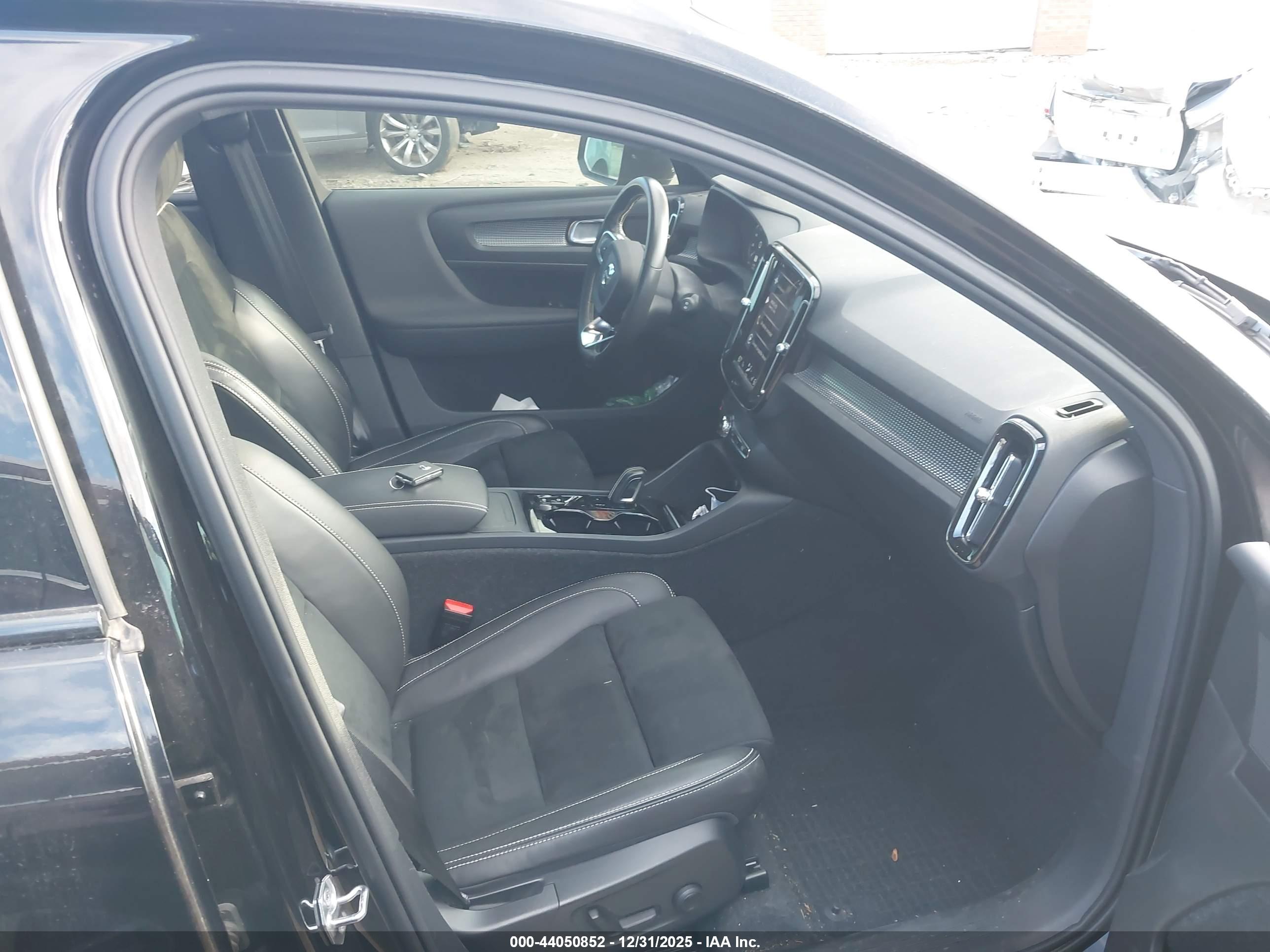 VOLVO XC40 image 5