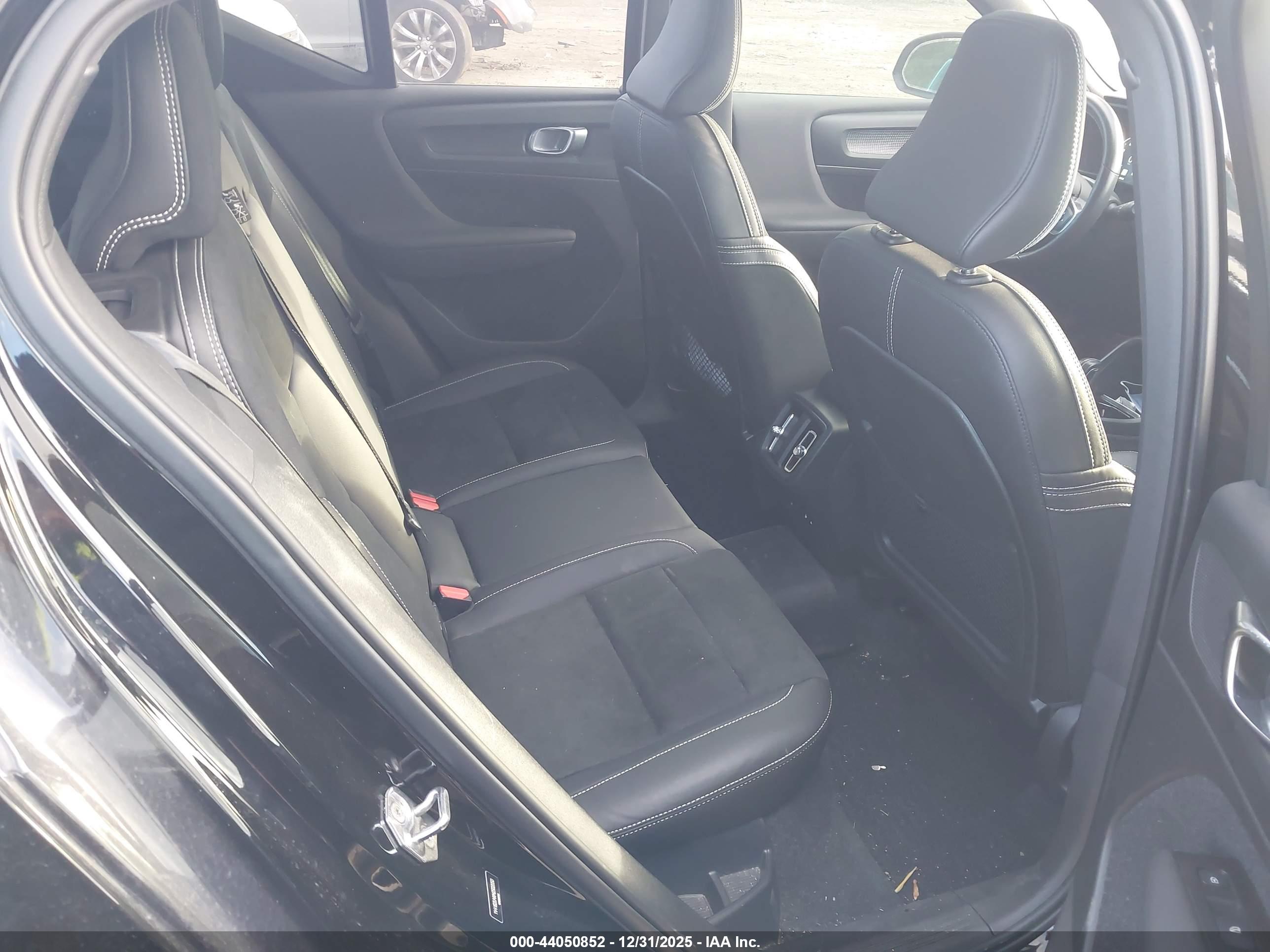 VOLVO XC40 image 8