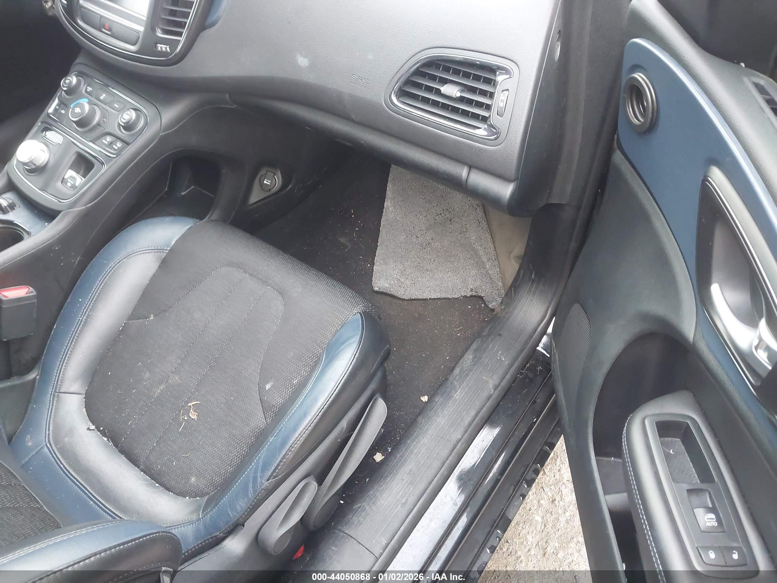 CHRYSLER 200 image 5