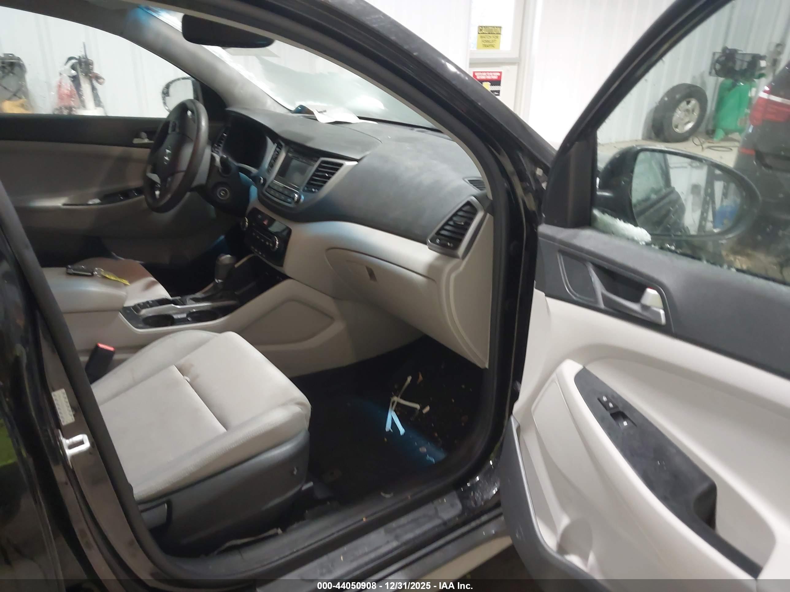 HYUNDAI TUCSON image 5