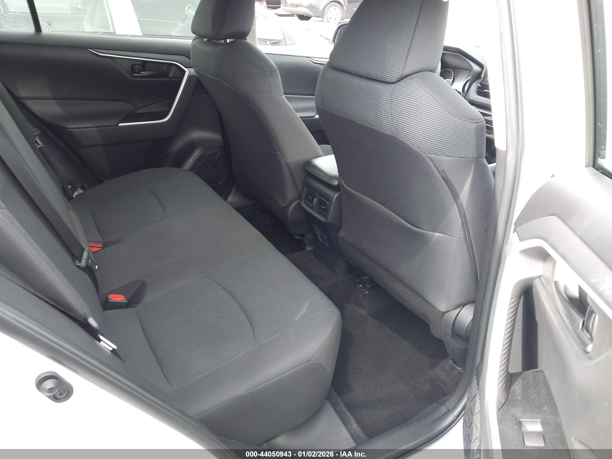 TOYOTA RAV4 image 8