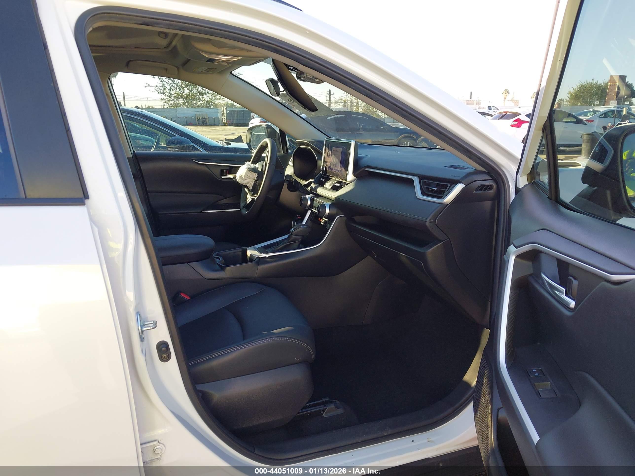 TOYOTA RAV4 image 5