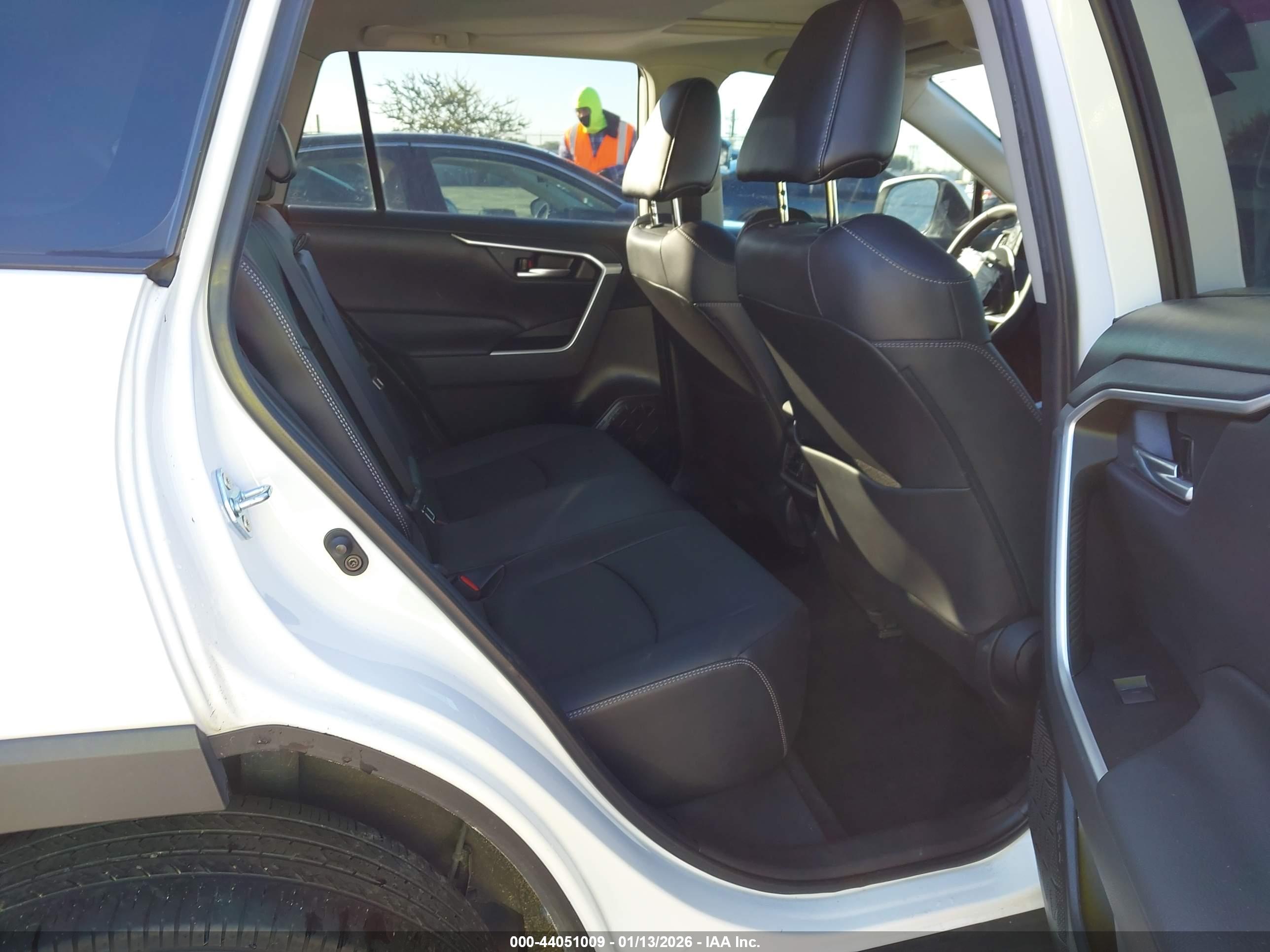 TOYOTA RAV4 image 8