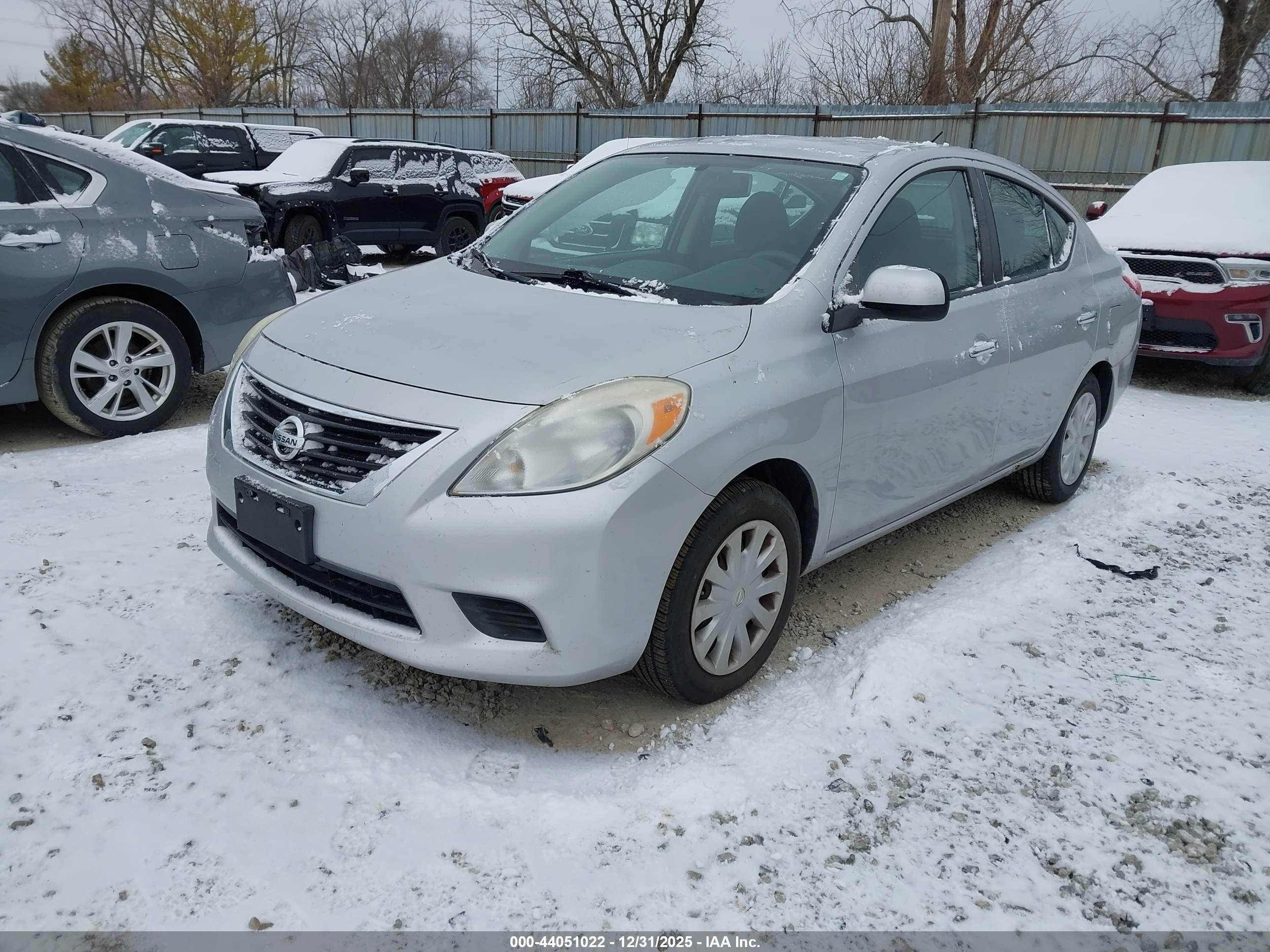NISSAN VERSA image 2