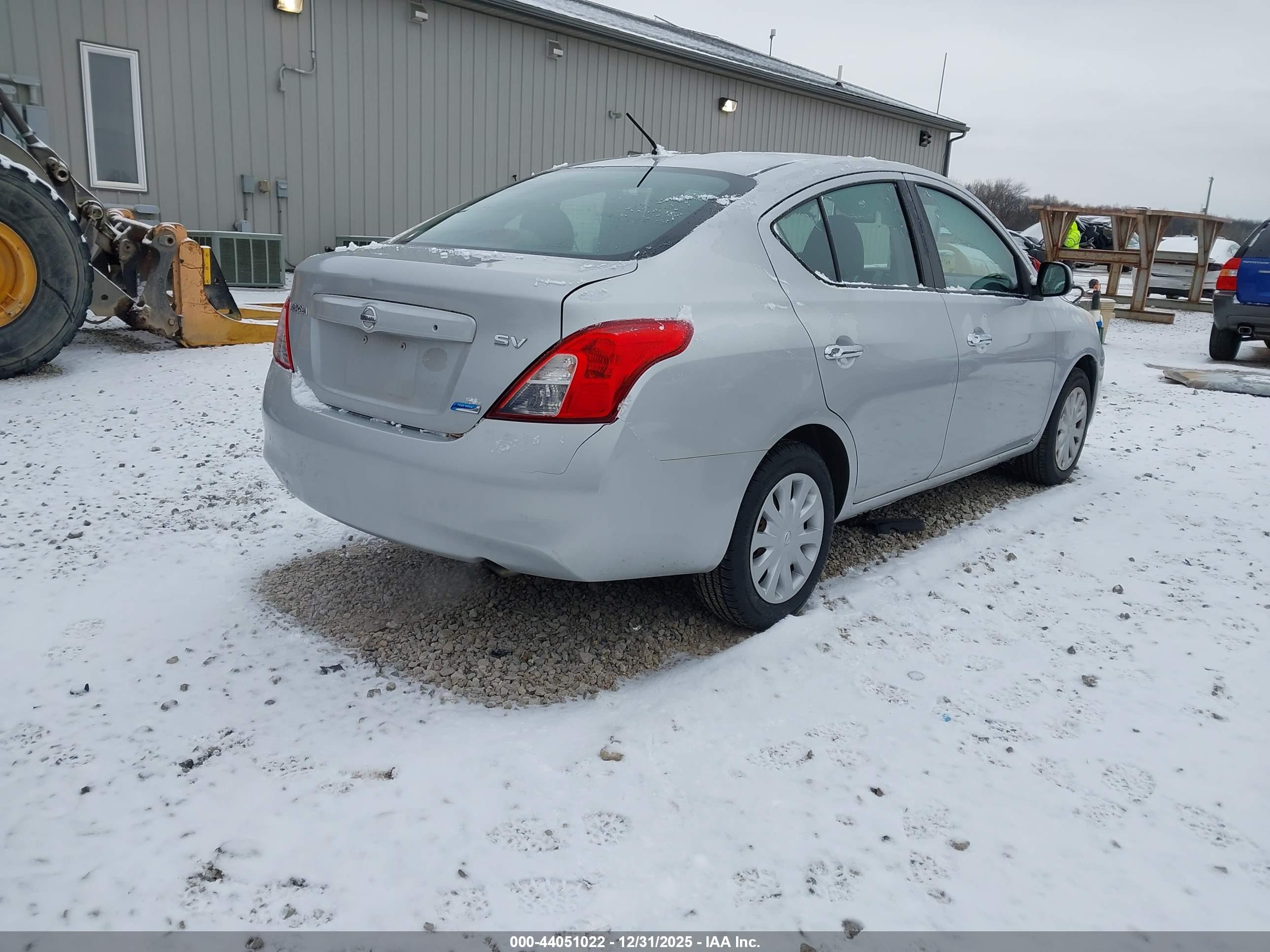NISSAN VERSA image 4
