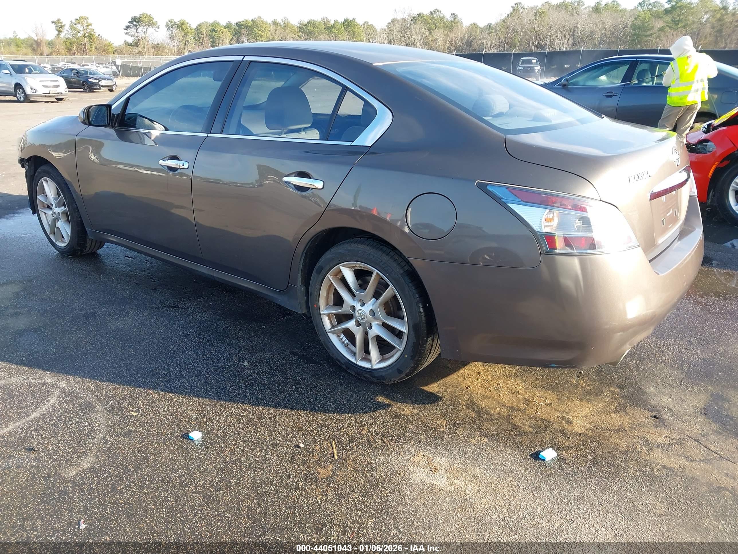 NISSAN MAXIMA image 3