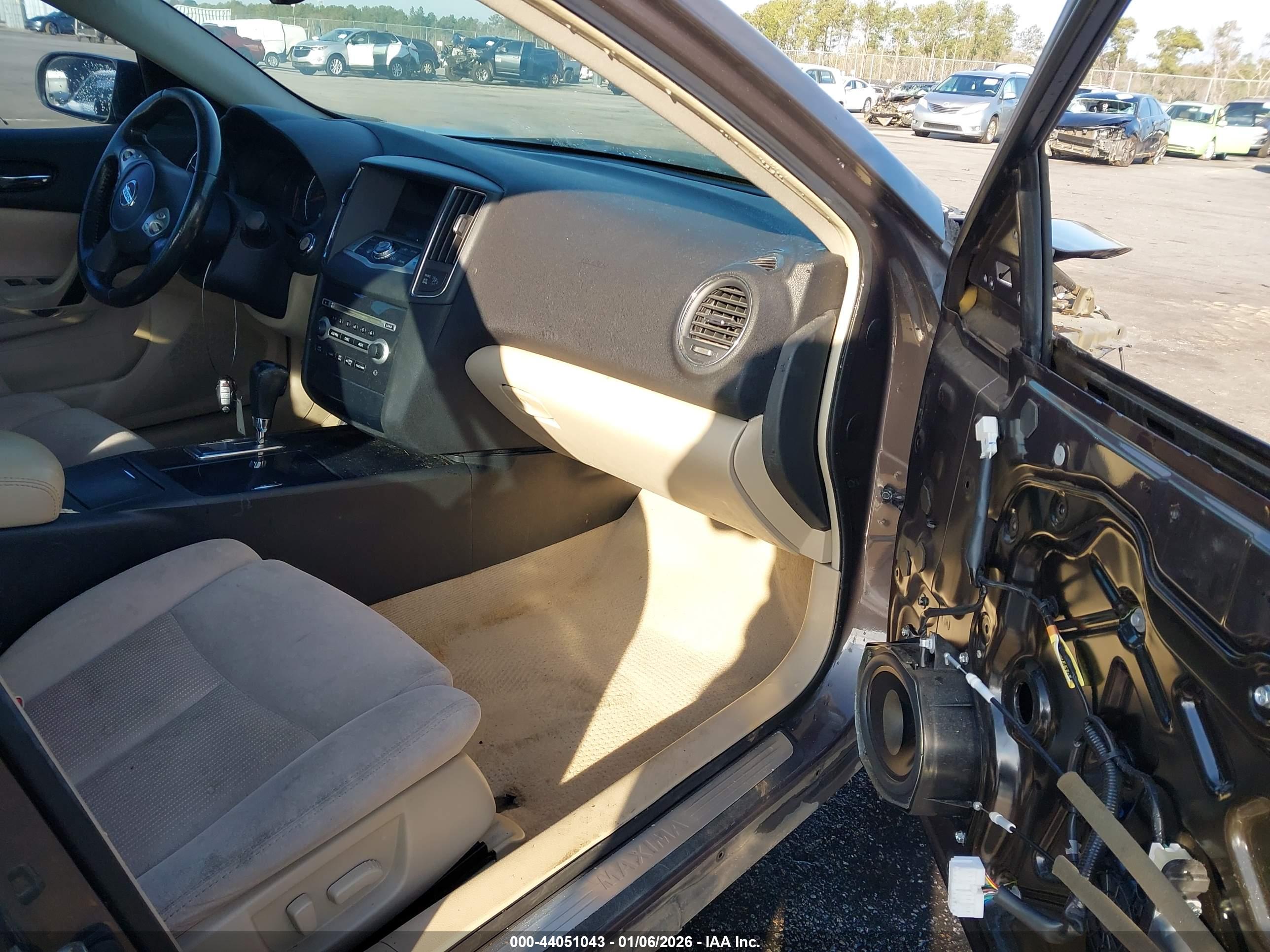NISSAN MAXIMA image 5