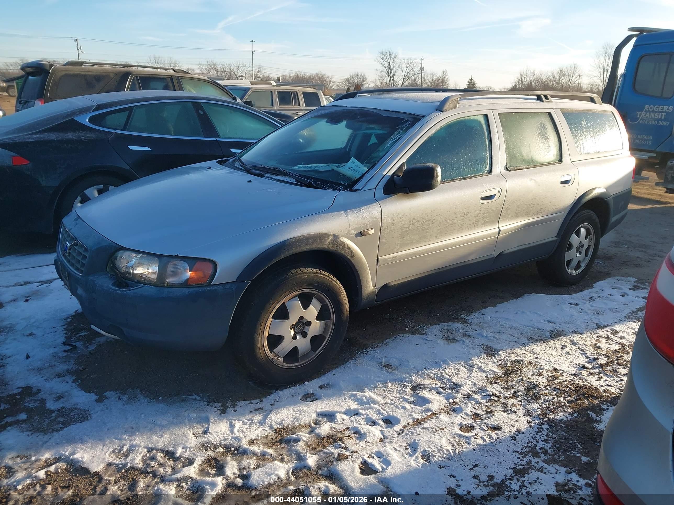 VOLVO XC70 image 2